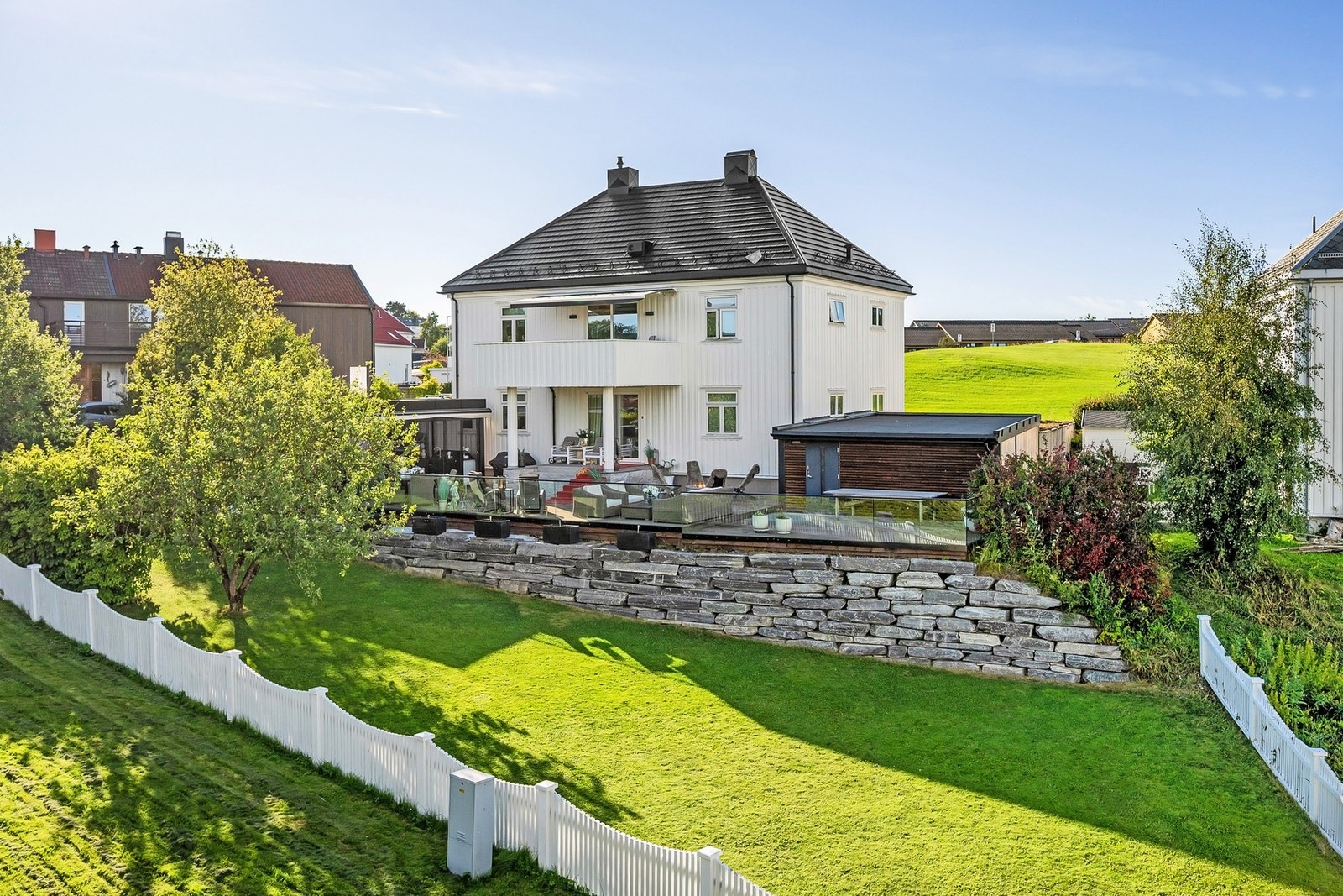 Boligen har en fantastisk terrasse med trapp på hele 105 kvadratmeter. Galleribilde