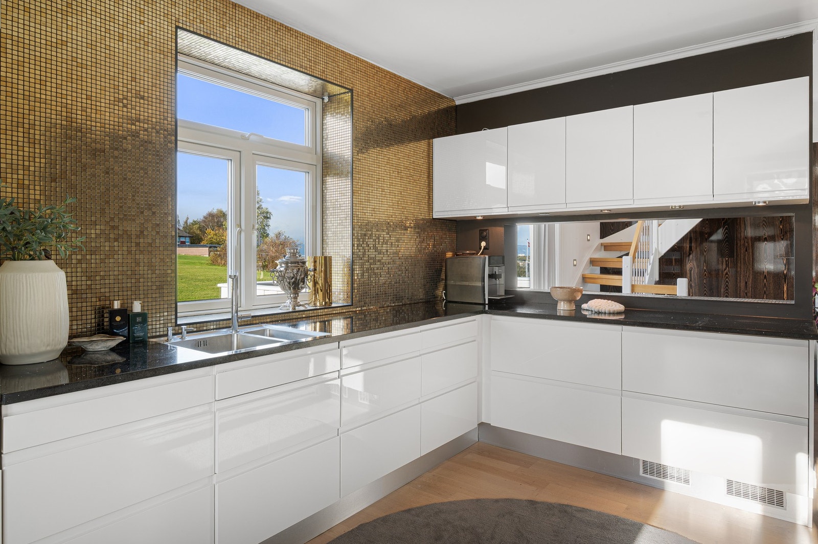 Kjøkkenet består av plane fronter og benkeplater av stein. Galleribilde