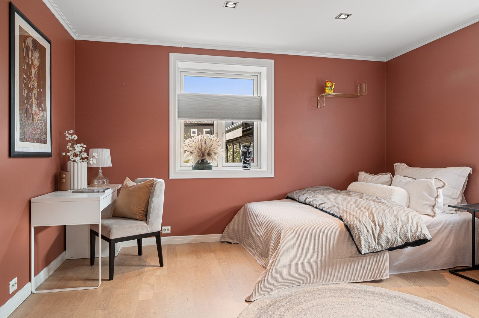 Her får du et soverom med god plass til både seng, kontorpult og garderobeløsning Galleribilde