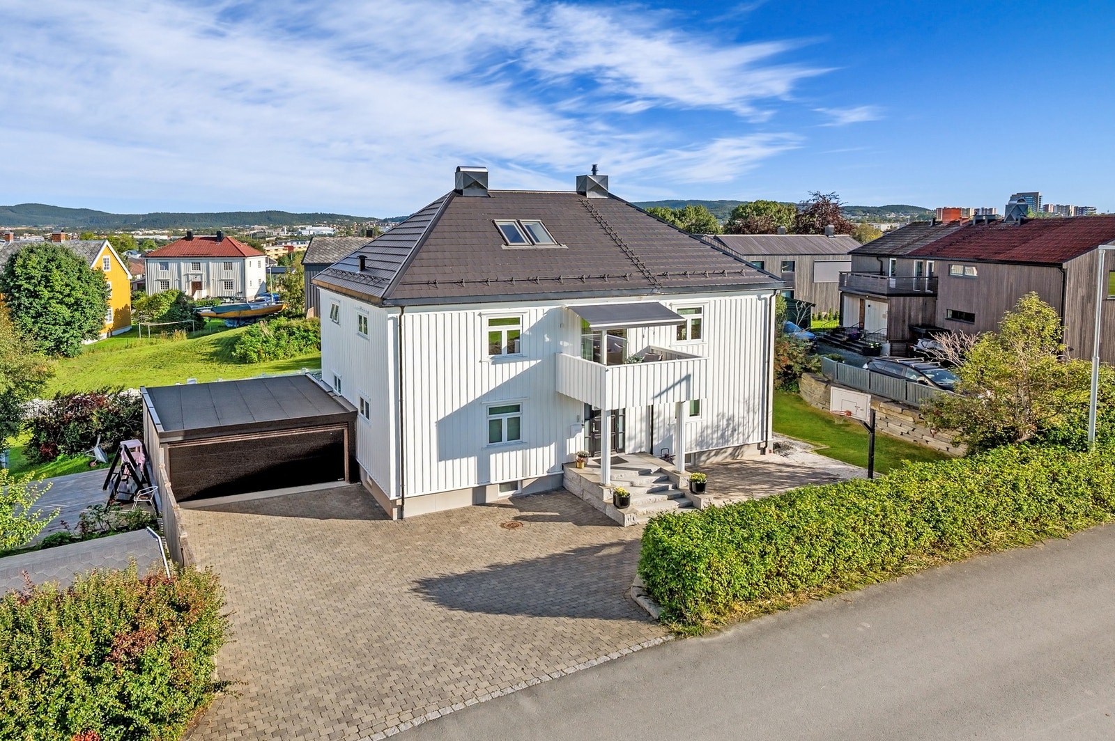 Garasje og flere oppstillingsplasser for bil på egen tomt. Galleribilde