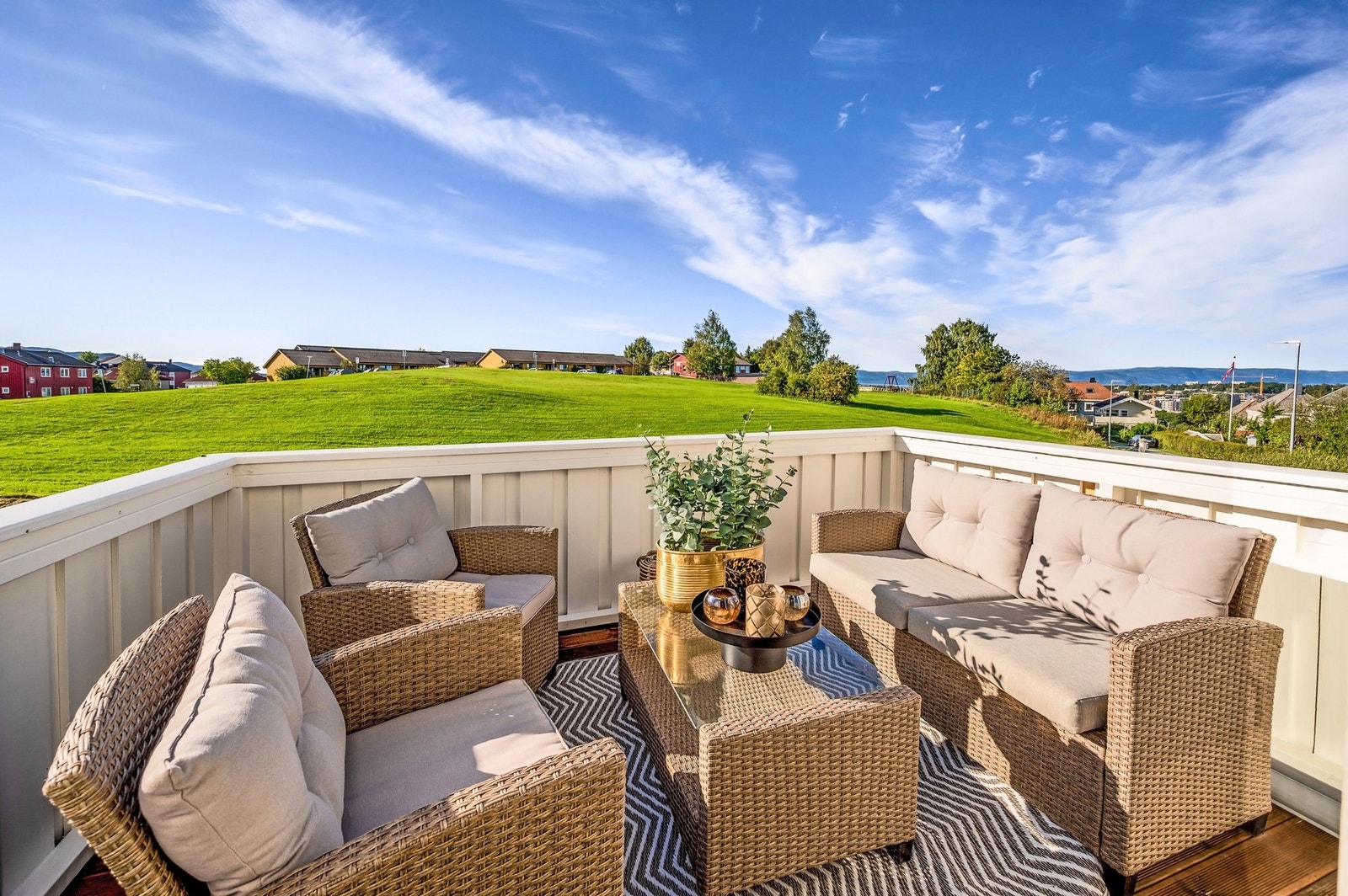 Ved kjøkkenet har man direkte utgang til koselig balkong som er perfekt å benytte i sommerhalvåret. Galleribilde