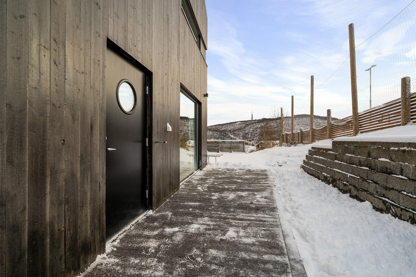 Inngang til utleiedel på siden av boligen Galleribilde