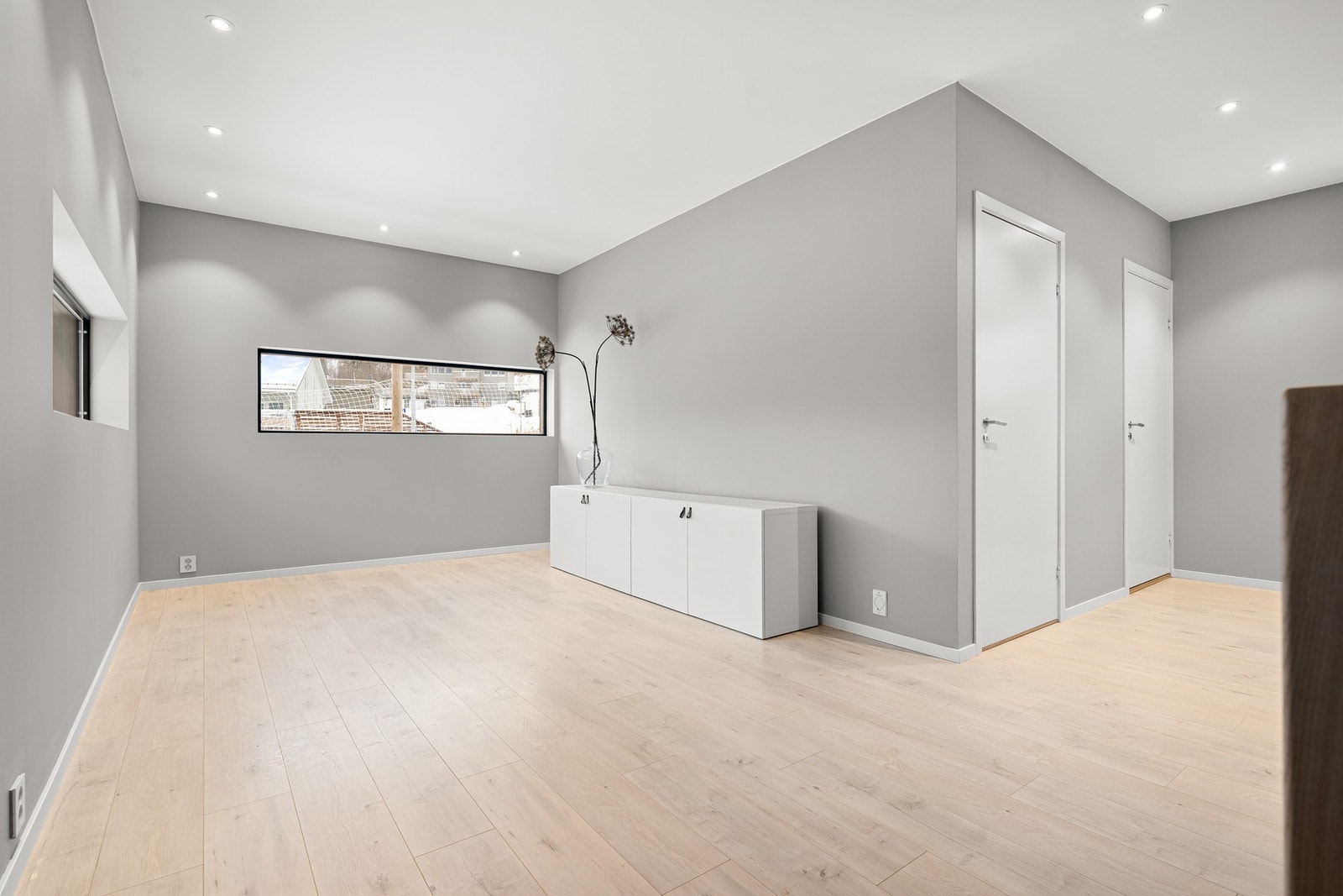 Dører til høyre er til teknisk rom og bad/vaskerom Galleribilde