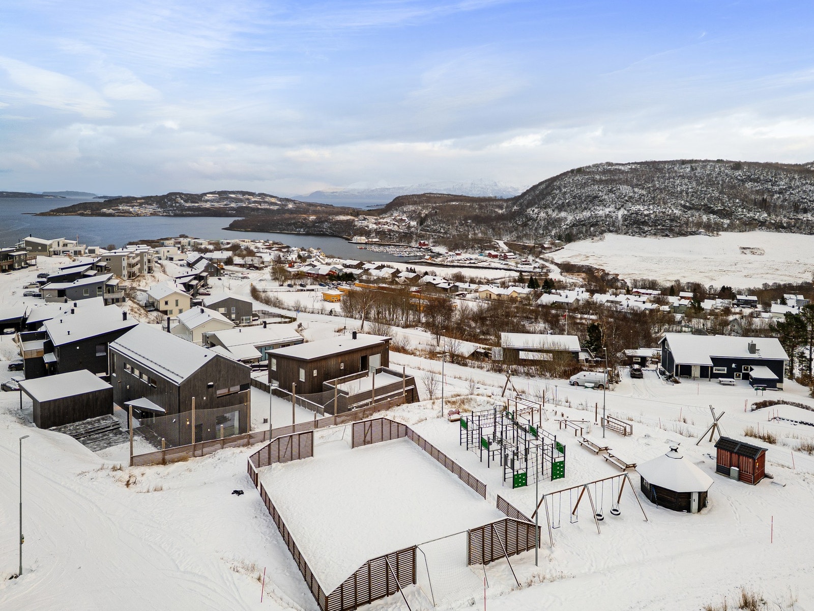 Rett ved siden av er det stor lekeplass med ballbinge og grillhytte - perfekt for barnefamilien! Galleribilde