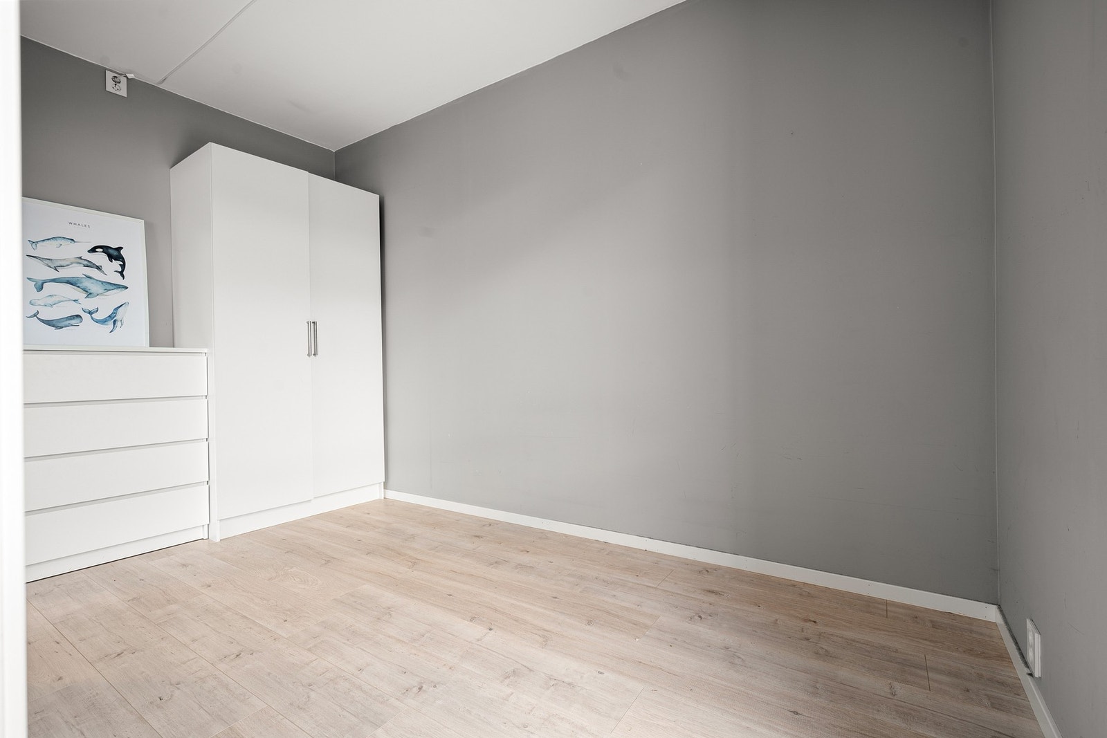 God plass til garderobeskap og kommode Galleribilde