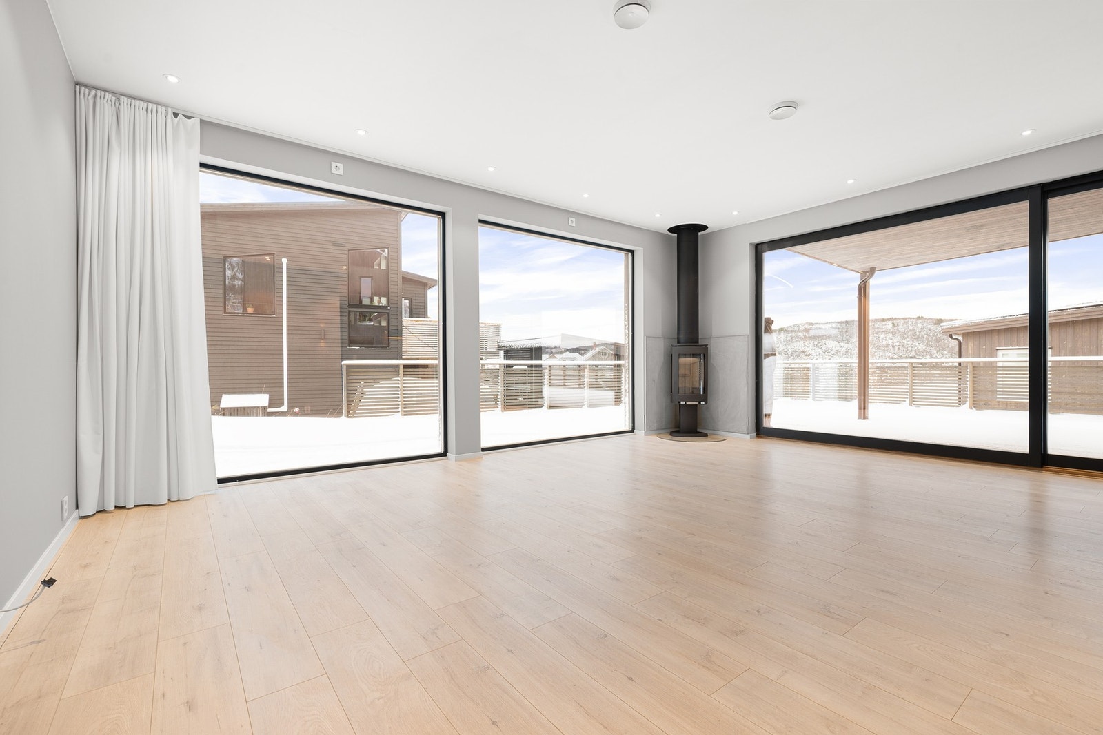 Stuens panoramavinduer sørger for masse dagslys inn i hjemmet og flott utsikt Galleribilde