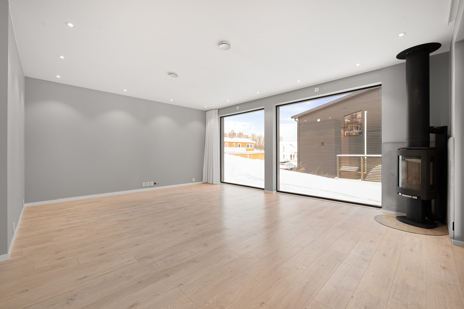 Nyere bolig med god standard og gjennomtenkte og lekre løsninger som gir god flyt i hverdagen! Galleribilde