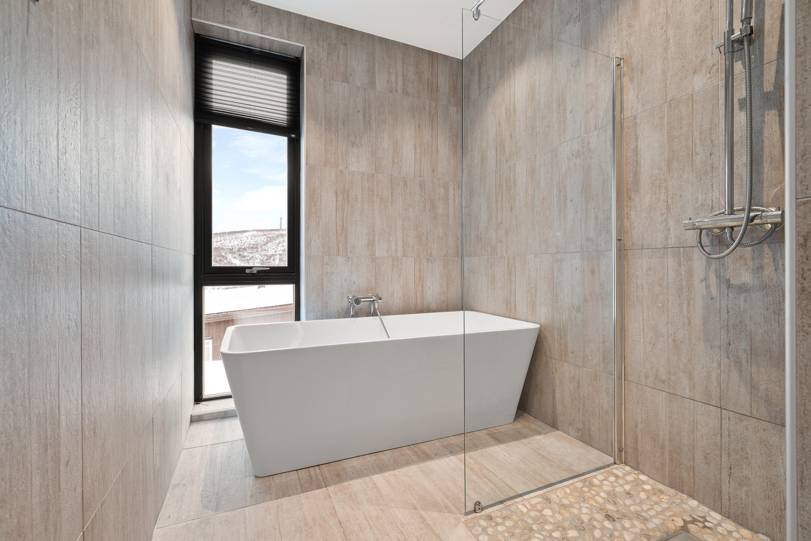 Innerst finner du badekar og dusjhjørne Galleribilde