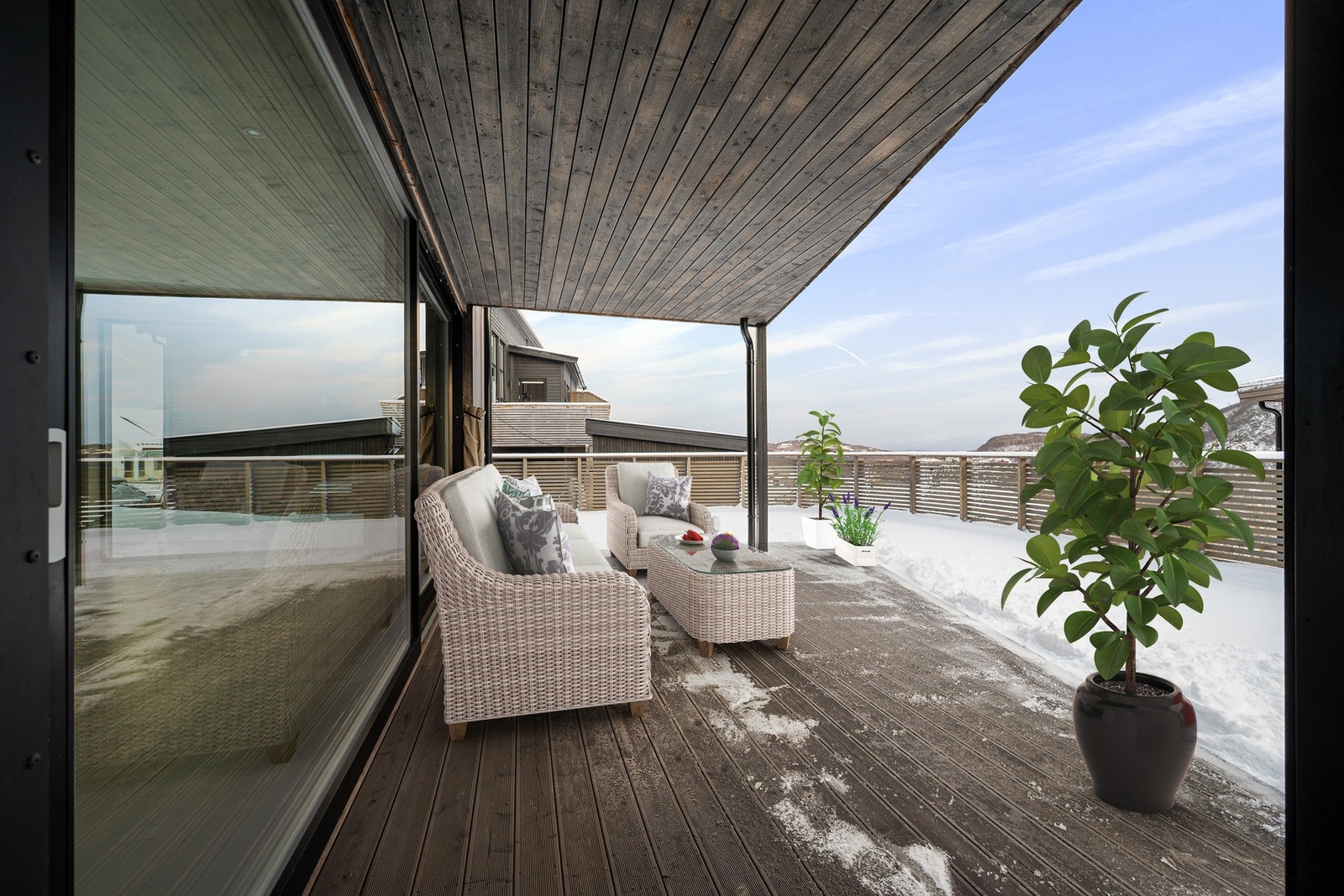 Helglassede skyvedører fra stua tar deg ut til en romslig terrasse! Galleribilde