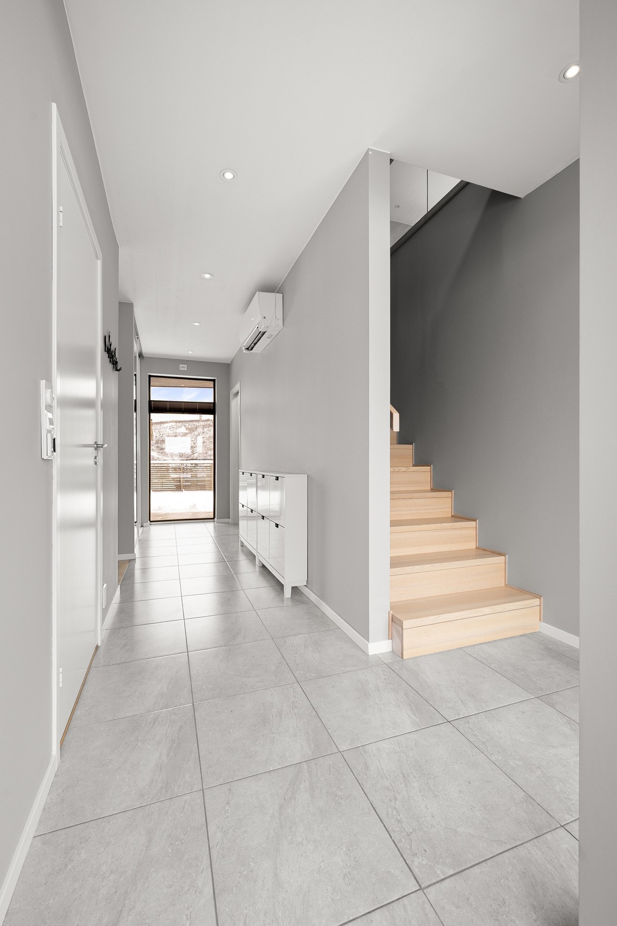 I tillegg til gulvvarme og vedovn er det varmepumpe som gir deg perfekt innetemperatur året rundt Galleribilde