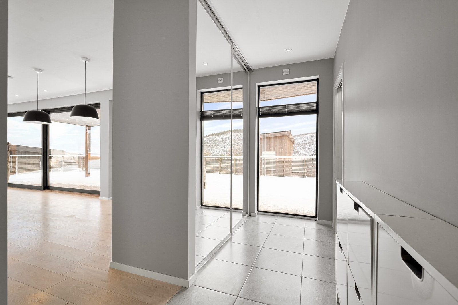 Mellom stue og entré er det en romslig hall med gode garderobeløsninger Galleribilde