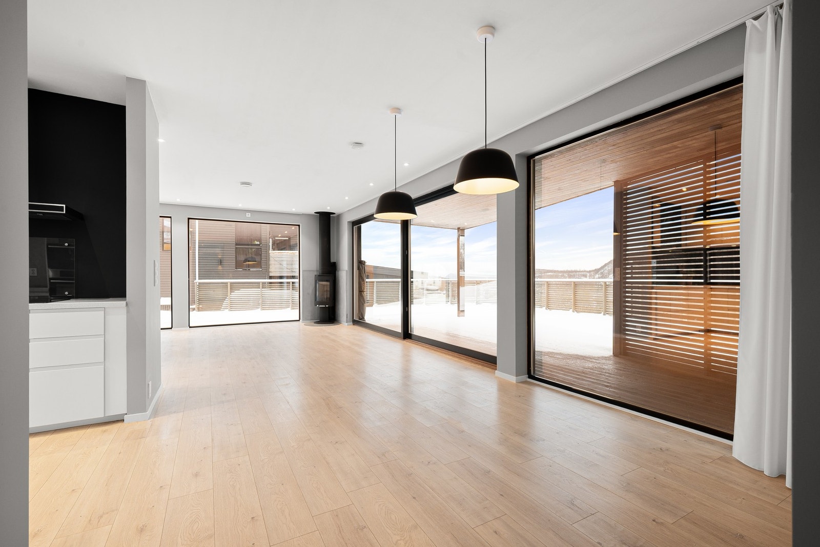 Downlights i himling gir behagelig og dimbar belysning Galleribilde