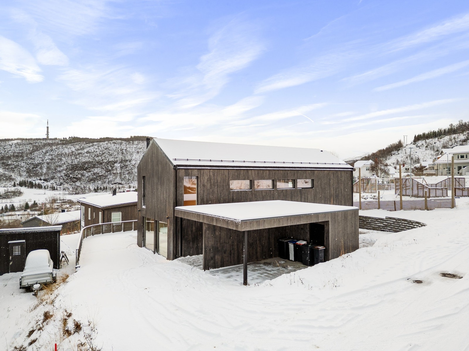 Flott opparbeidet eiendom med carport for to biler som også har to sportsboder Galleribilde