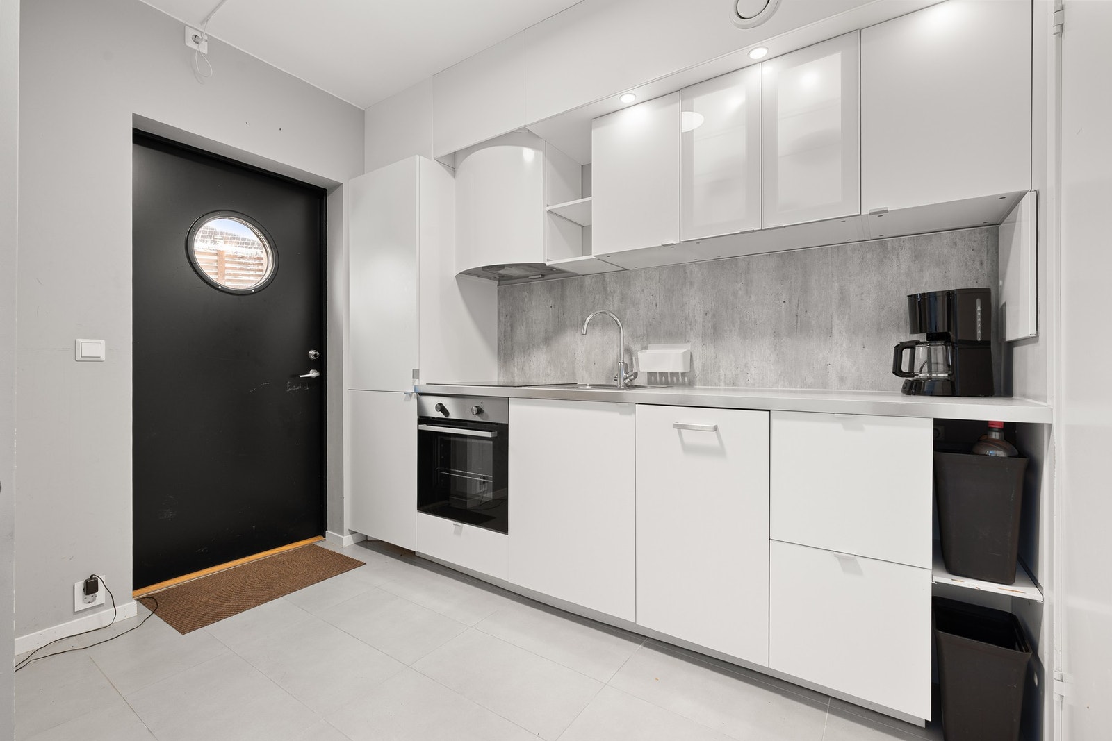 Godt utstyrt kjøkken med integrerte hvitevarer Galleribilde