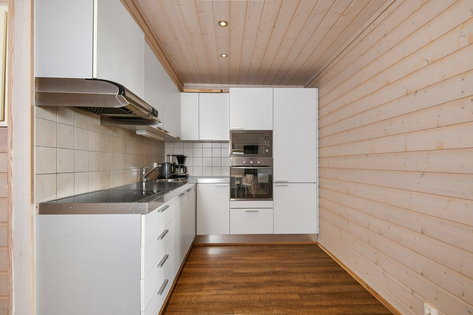 Moderne innredning med hvite glatte fronter. Godt med skapplass. Galleribilde