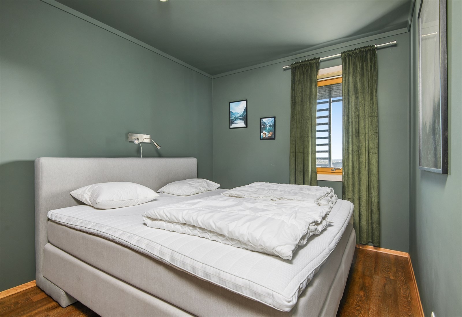 Hovedsoverommet er malt i lune og tidsriktige fargetoner. Galleribilde