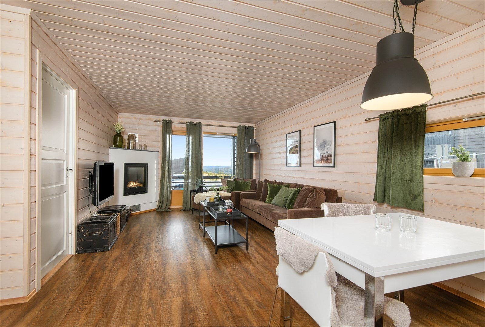 Lys og hyggelig stue med plass til salong og spisestue. Galleribilde