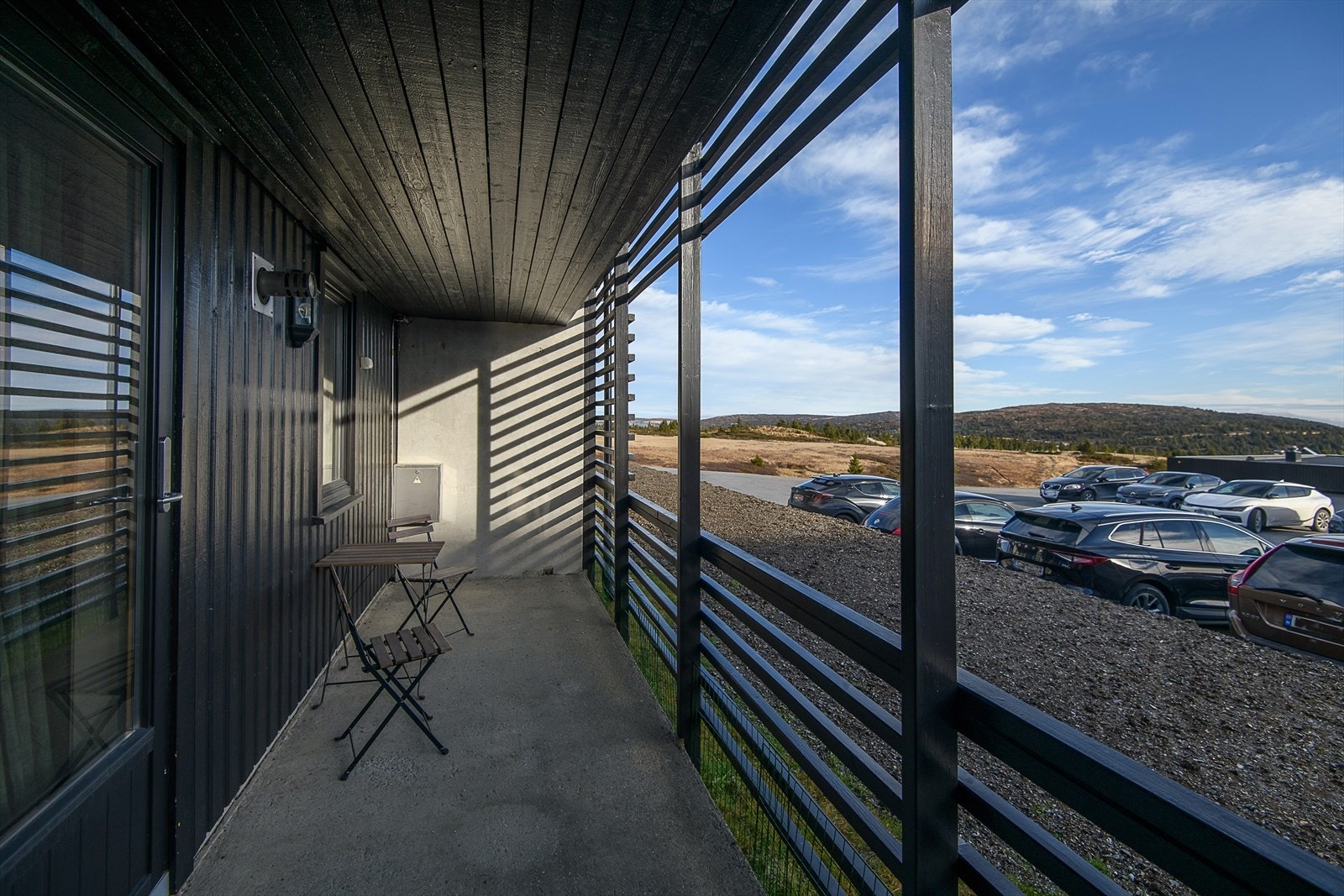 Overbygget uteplass utenfor stua. Galleribilde