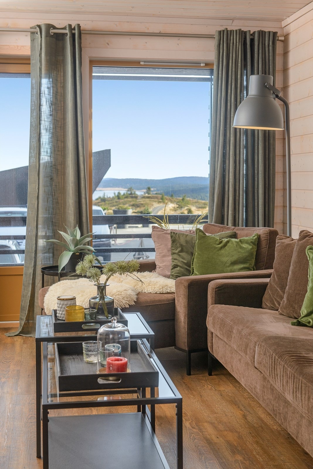 Den fine utsikten utenfor leiligheten kan nytes fra sofakroken. Galleribilde