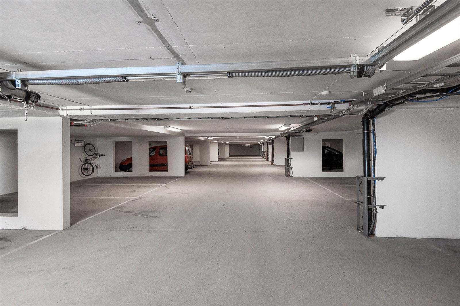 Det medfølger biloppstillingsplass m/elbil lader i felles garasjeanlegg med leiligheten. Galleribilde