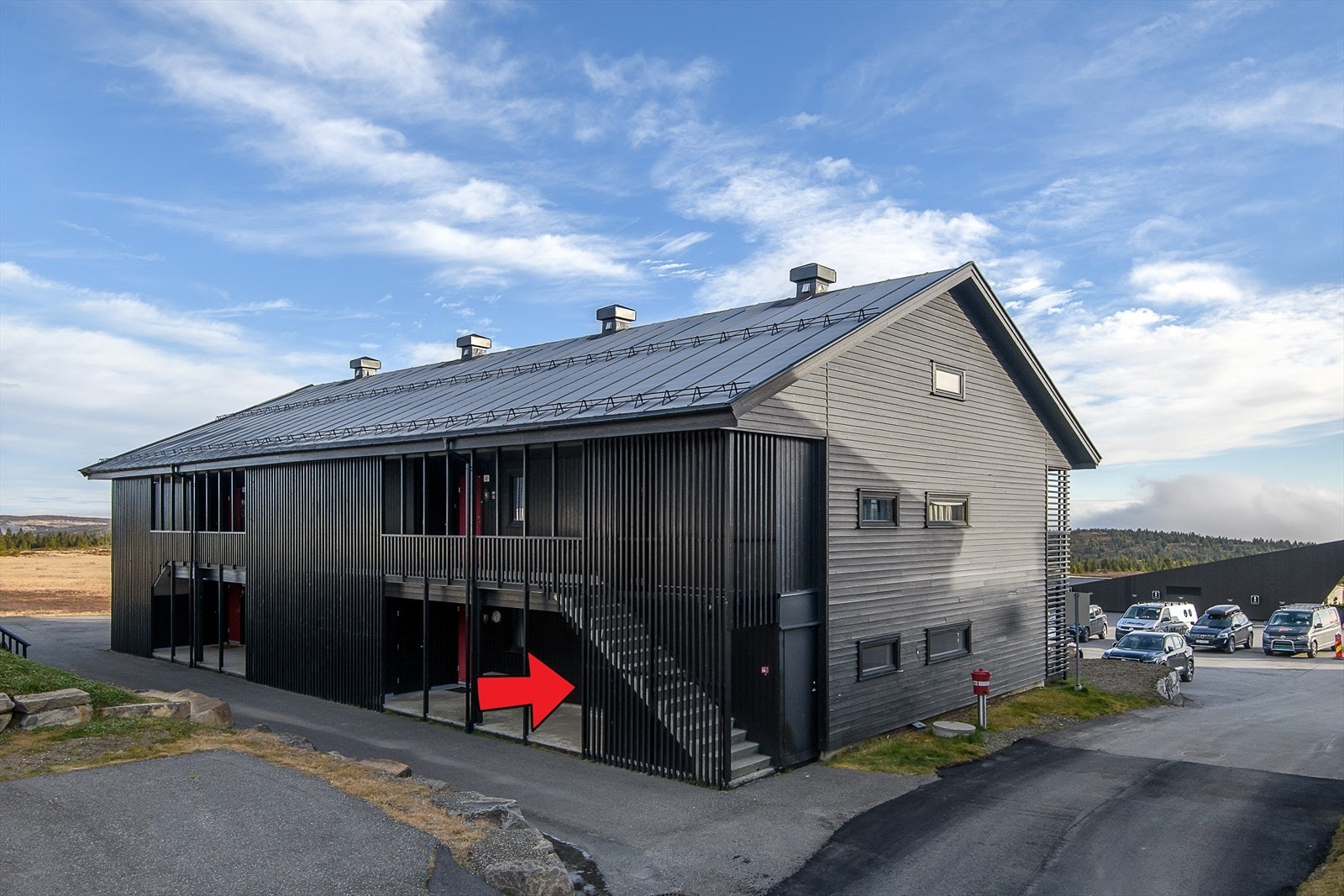 Leiligheten har fin intern beliggenhet om området og har inngang på bakkeplan. Del av 6-mannsbolig. Galleribilde