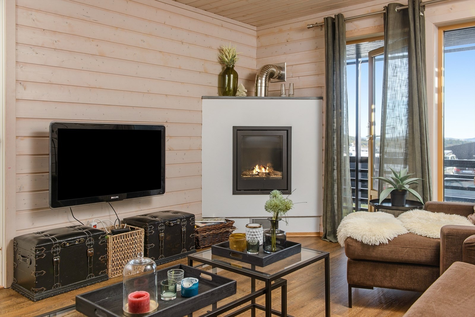 Det er dør ut til overbygget terrasse fra stua. Galleribilde