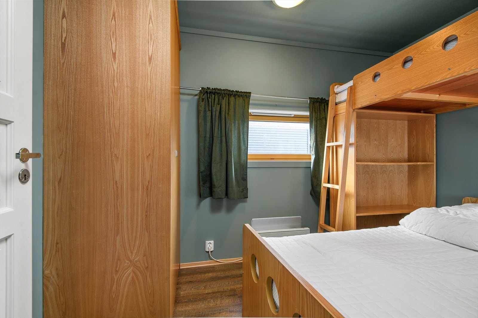 Det andre soverommet har familiekøye og garderobeskap. Galleribilde