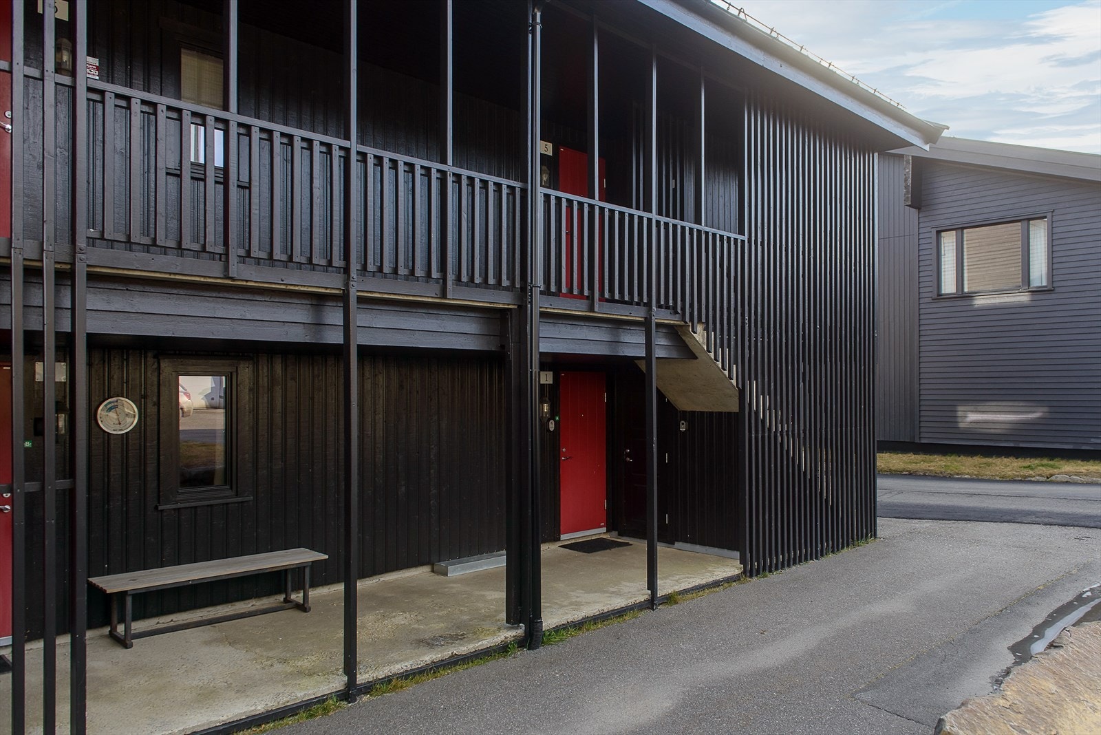 Inngang til leiligheten med bod vis a vis. Galleribilde