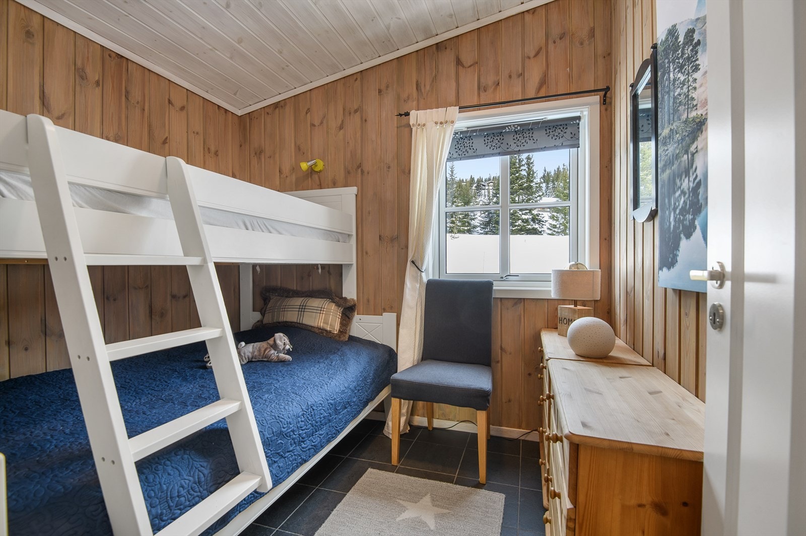 Soverom innredet med køyeseng. Plass til oppbevaringsmøbel. Galleribilde