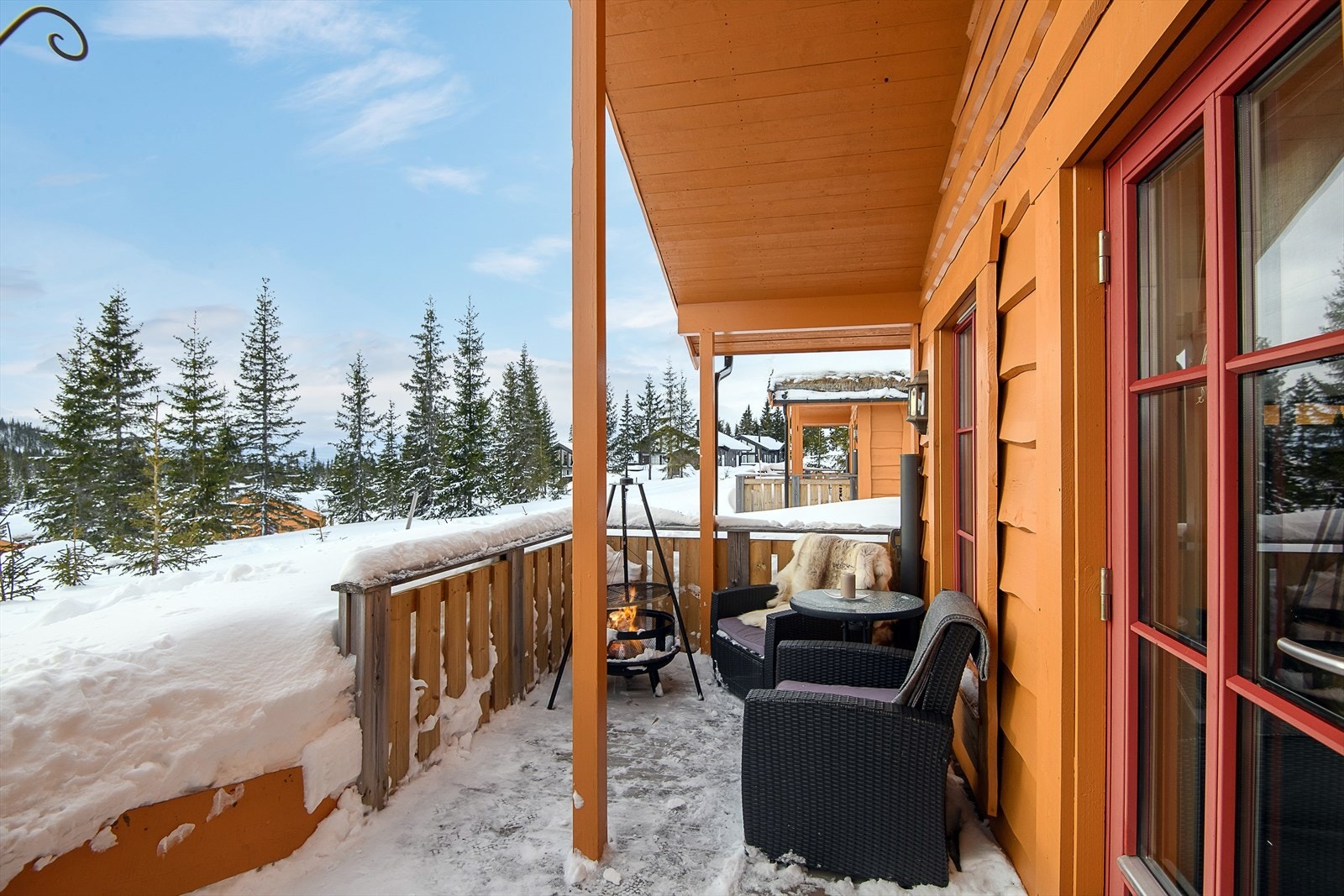 Utenfor stua er det en hyggelig, lun og delvis overbygget uteplass. Her kan en slappe av i fred og ro etter en dag i løypa. Galleribilde