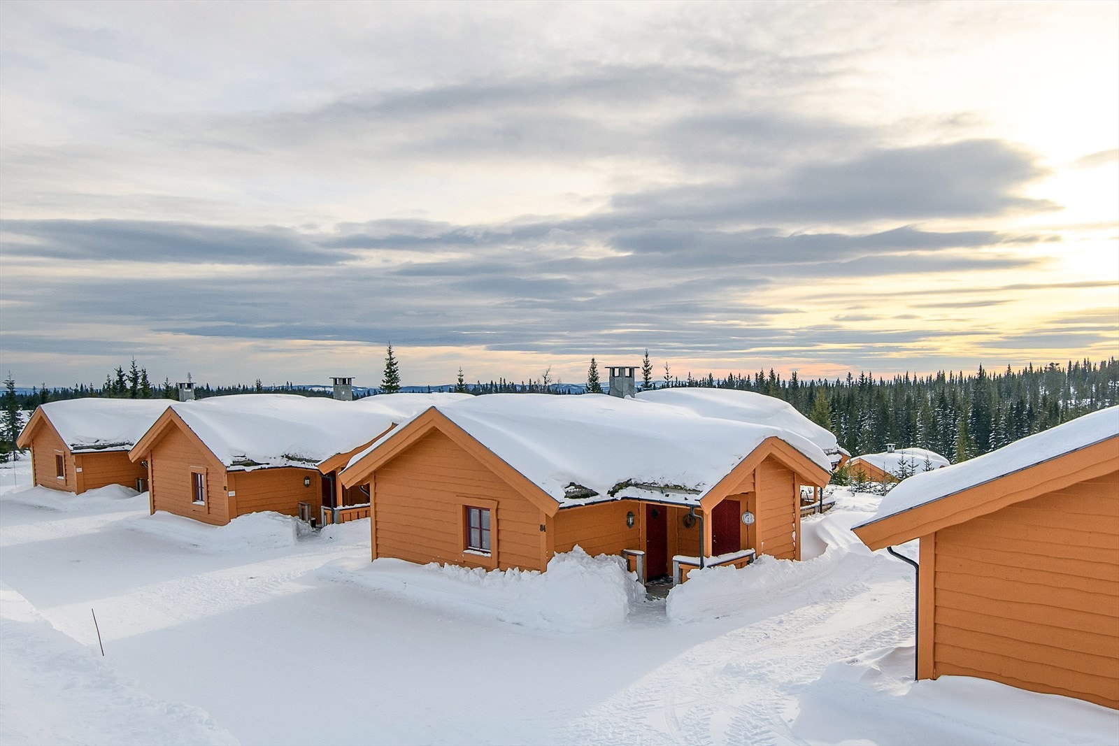 Det er biloppstillingsplass utenfor hytta. Galleribilde