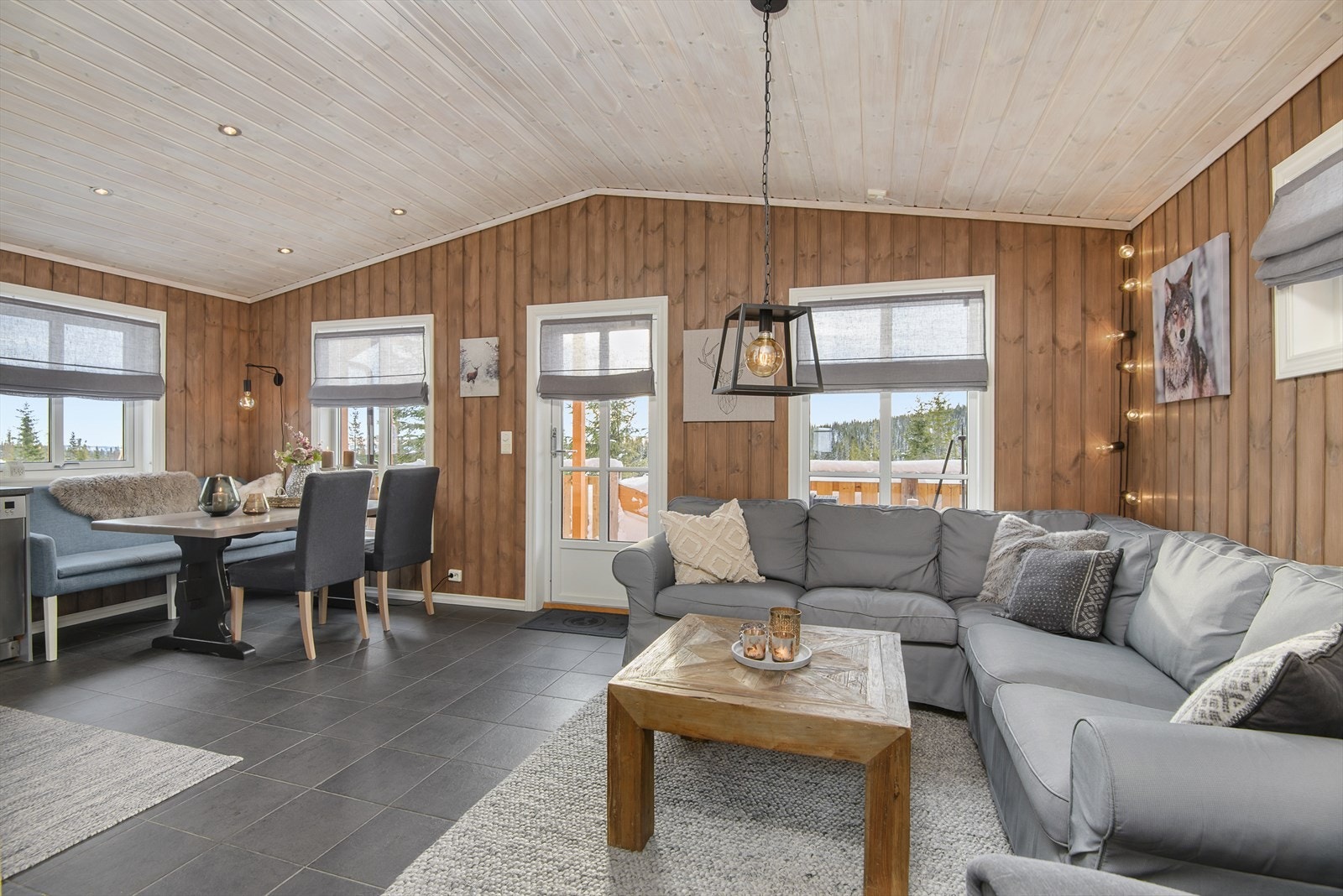 Lun og koselig stemning inne i stua. Det er et åpent og sosialt oppholdsrom i hytta med god plass til både salong og spiseplass. Galleribilde