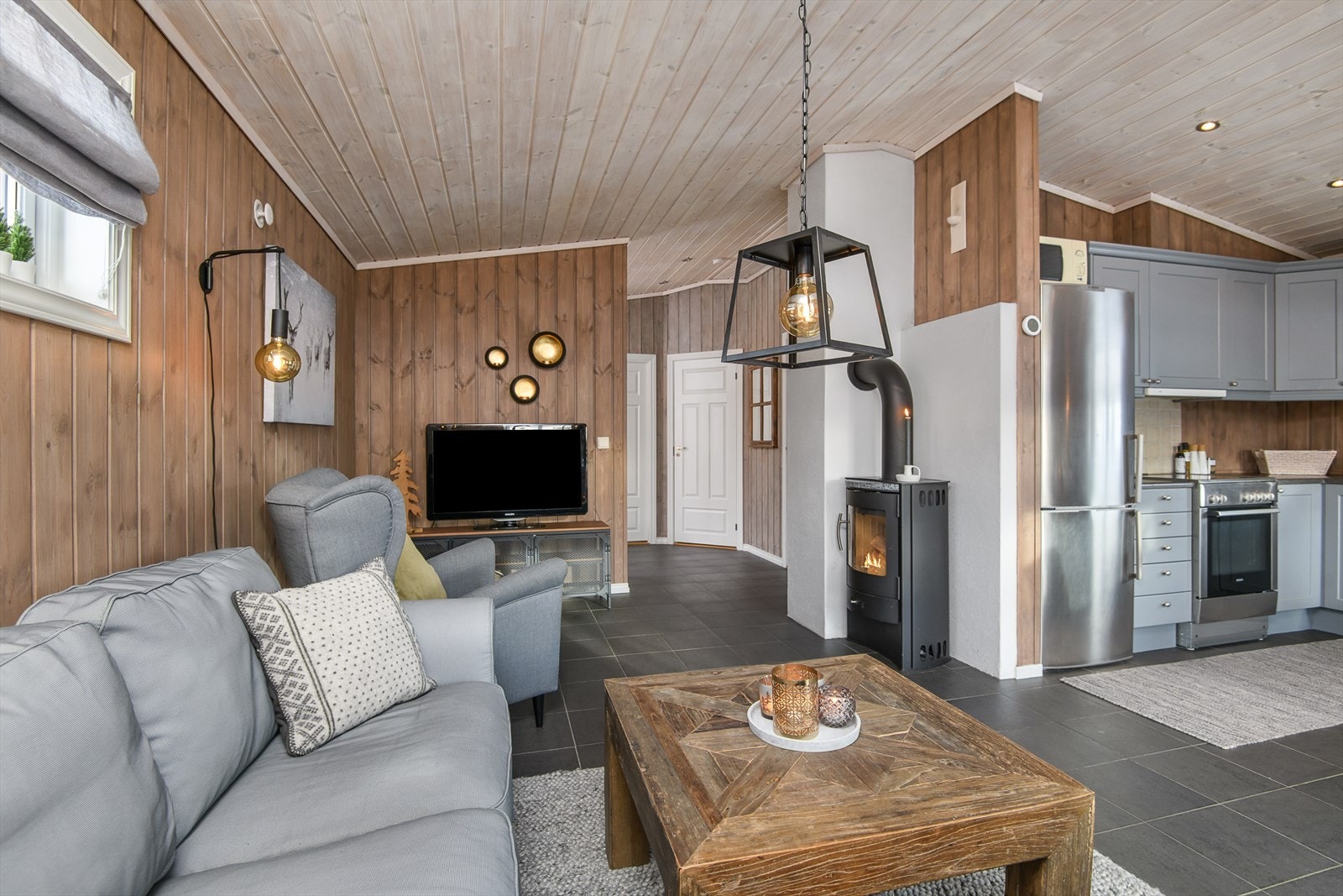 Kjøkkenet og stua ligger åpent i forhold til hverandre. Galleribilde