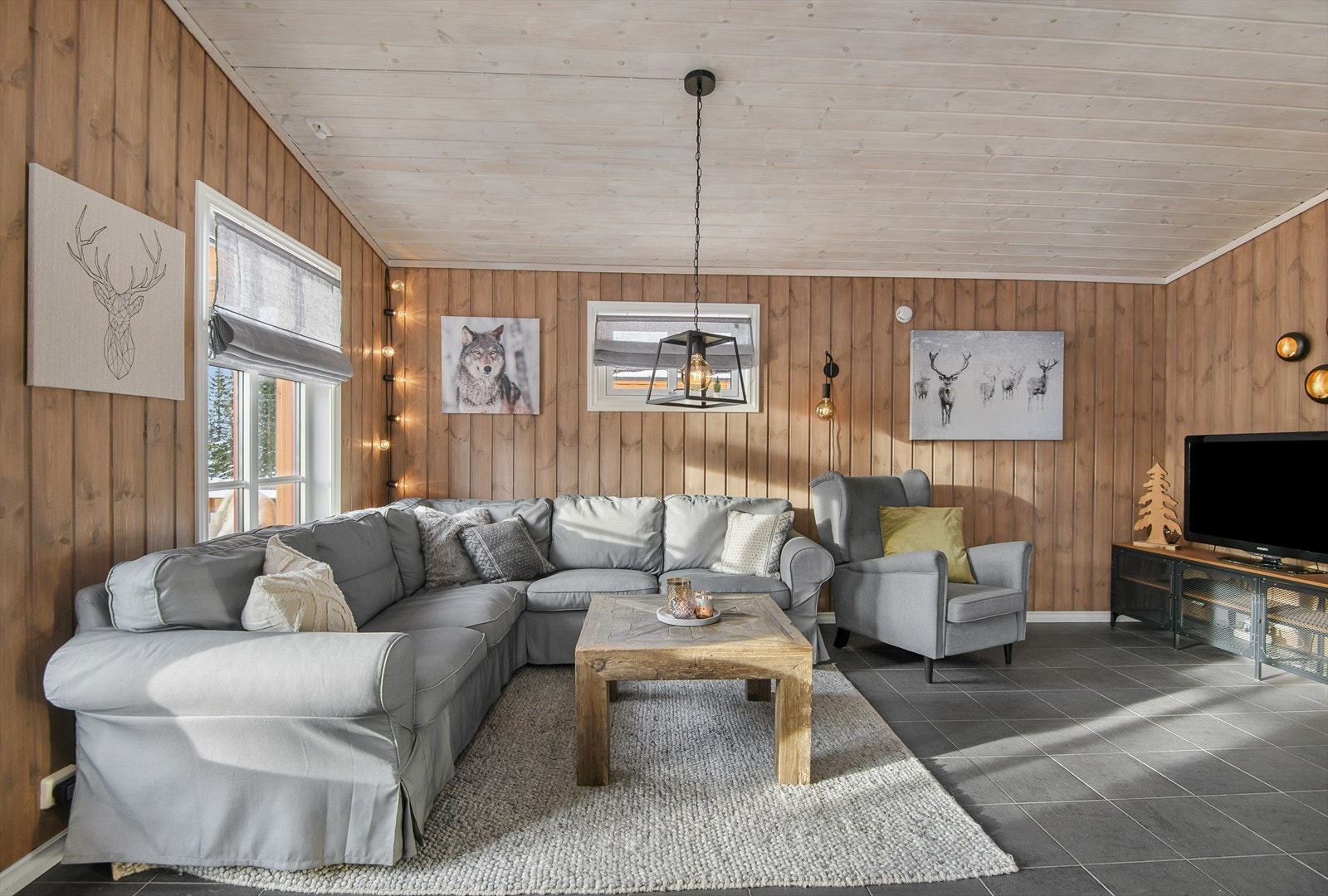 Veggene er beiset i en tidsriktig fargetone. Taket og vinduer er beiset og malt i lyst. Galleribilde