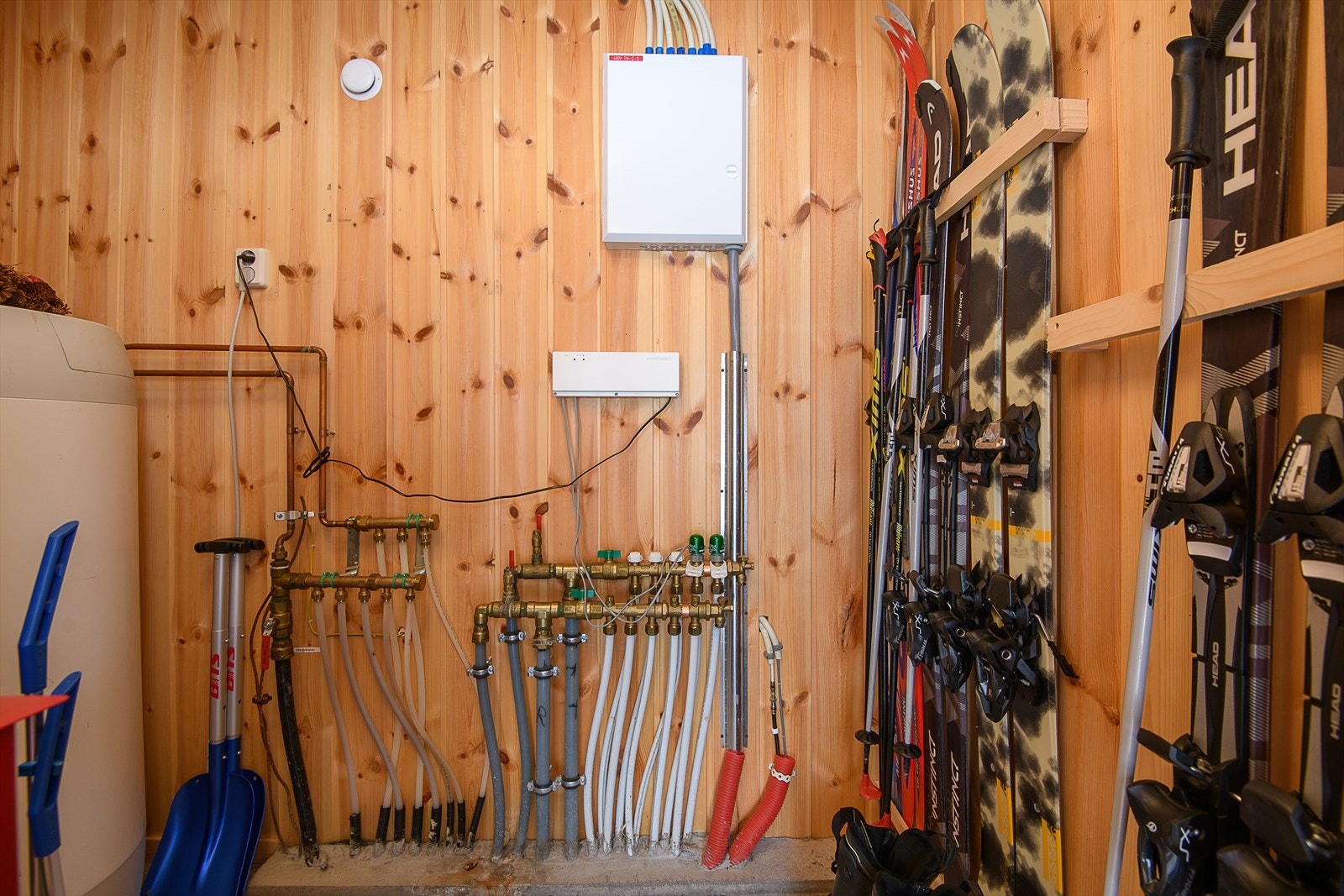 Bod med plass til sportsutstyr ved inngangen på hytta. Galleribilde