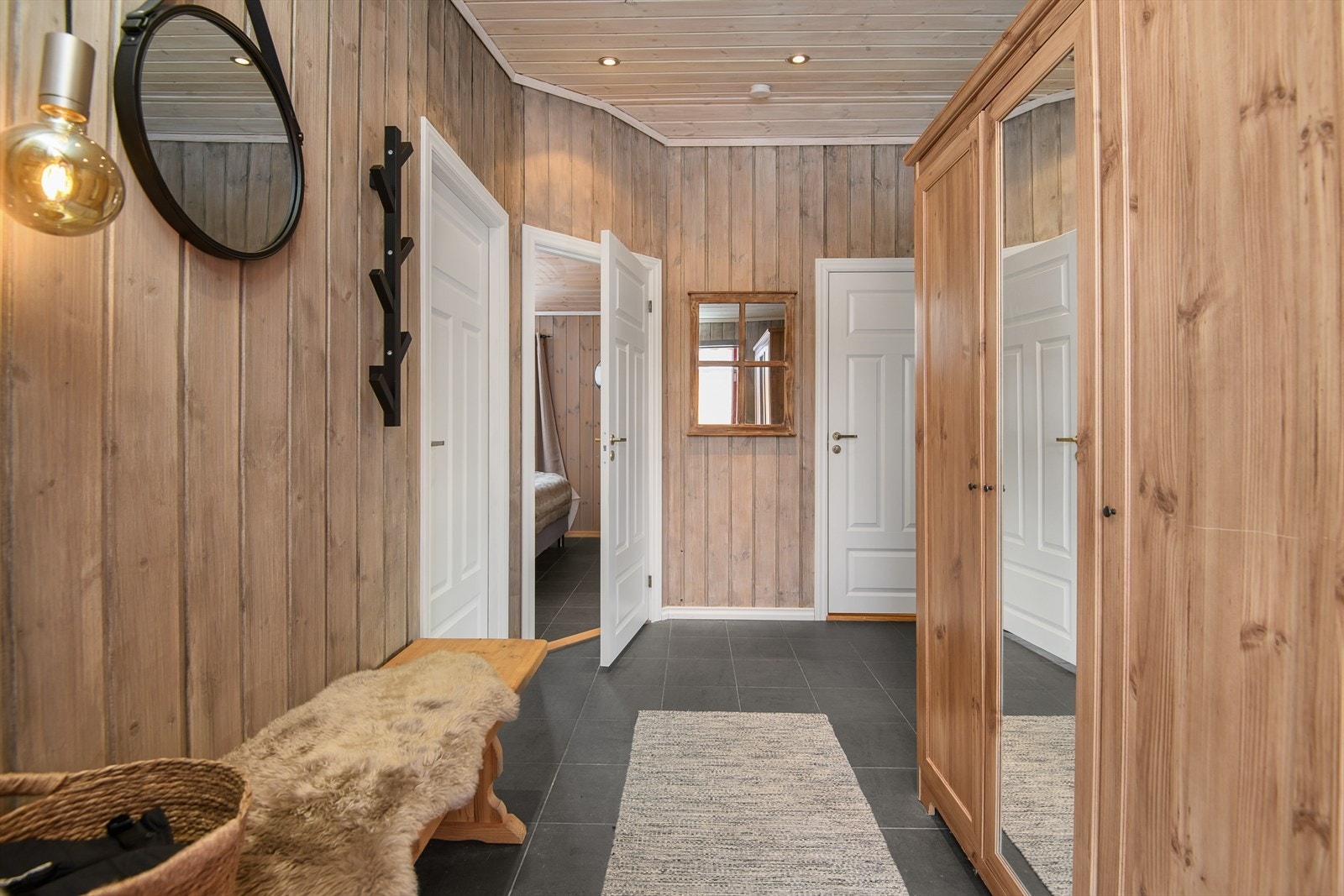 Adkomst til 2 soverom og badet fra gangen. Galleribilde