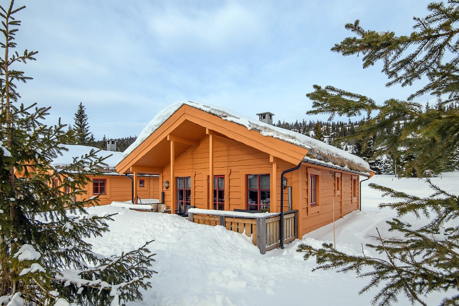 Hytta ligger langs en blindvei. Det er liten trafikk i området rundt hytta og stille og rolige omgivelser. Galleribilde