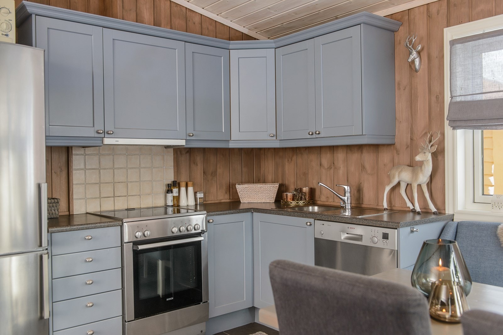 Det er plass til kjøleskap, komfyr og oppvaskmaskin på kjøkkenet. Skap og skuffer for oppbevaring. Galleribilde