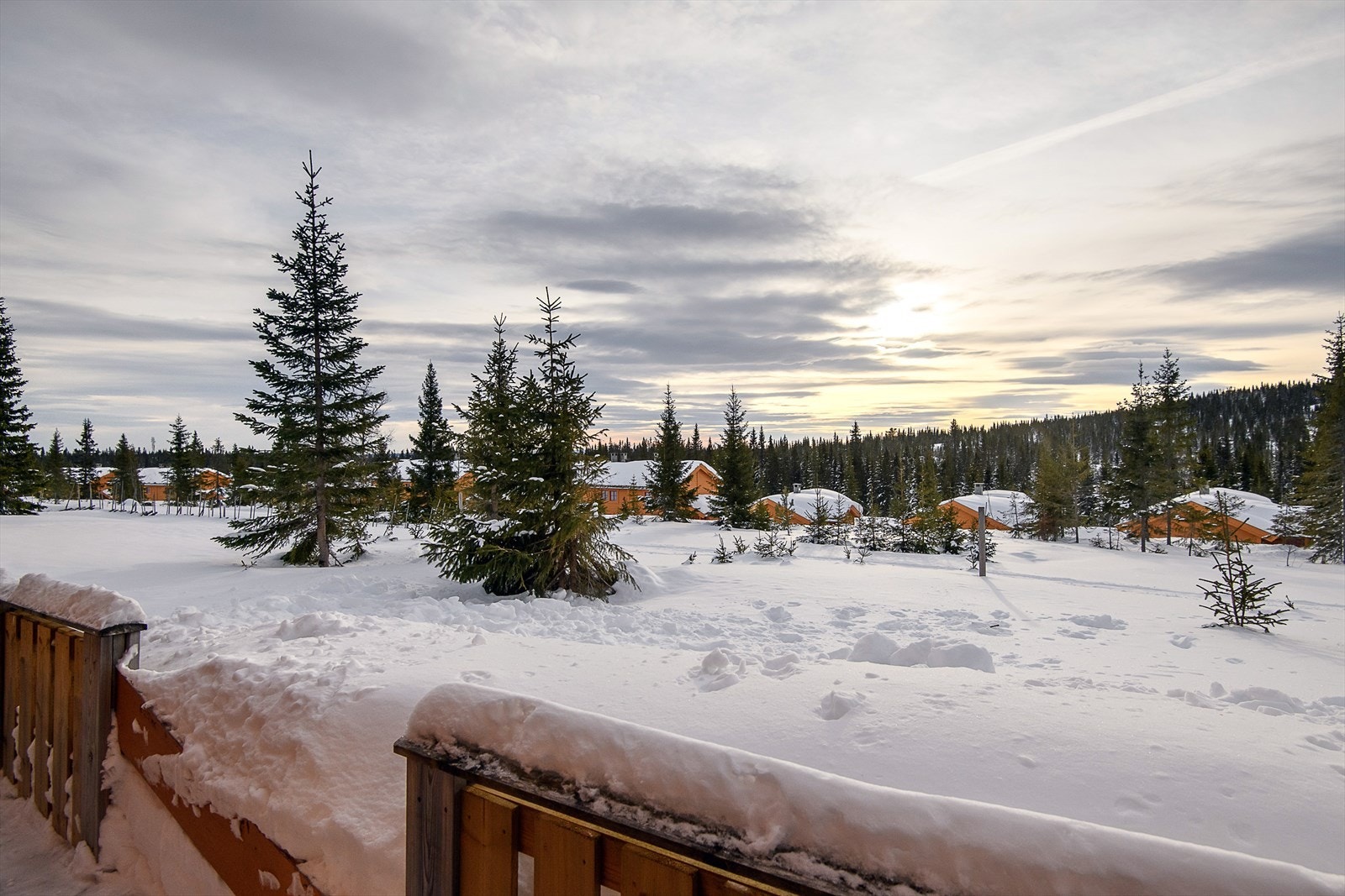 Åpent og fritt foran hytta som er en del av det veletablerte Natrudstilen Borettslag. Galleribilde