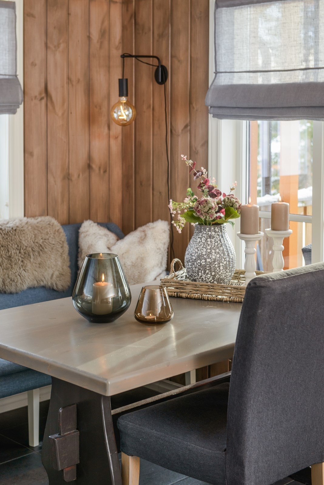 Koselig å samles til felles måltider rundt spisebordet når en er på hytta. Galleribilde