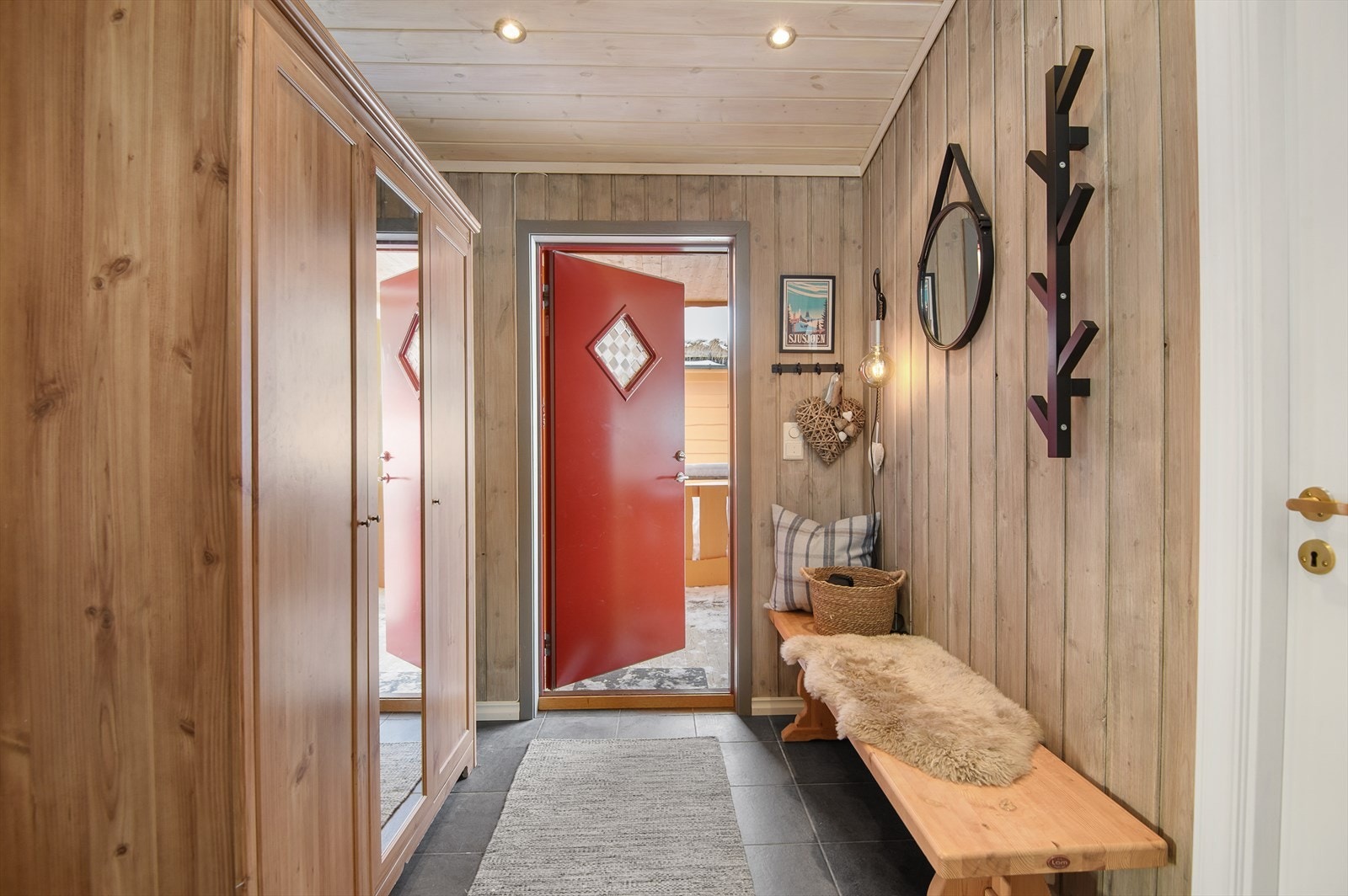 I gangen er det innredet med garderobeskap og ellers plass til å henge fra seg yttertøy og utstyr. Galleribilde