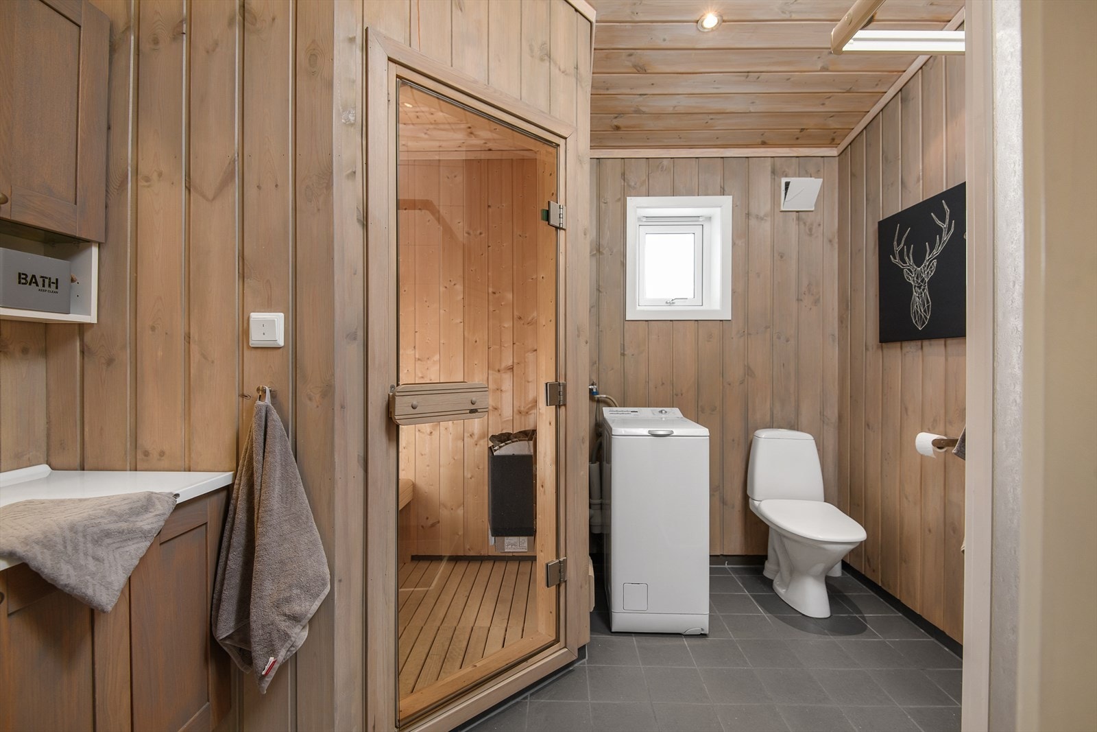 Hytta har et praktisk, lunt og funkjsonellt bad/wc med badstue. Galleribilde