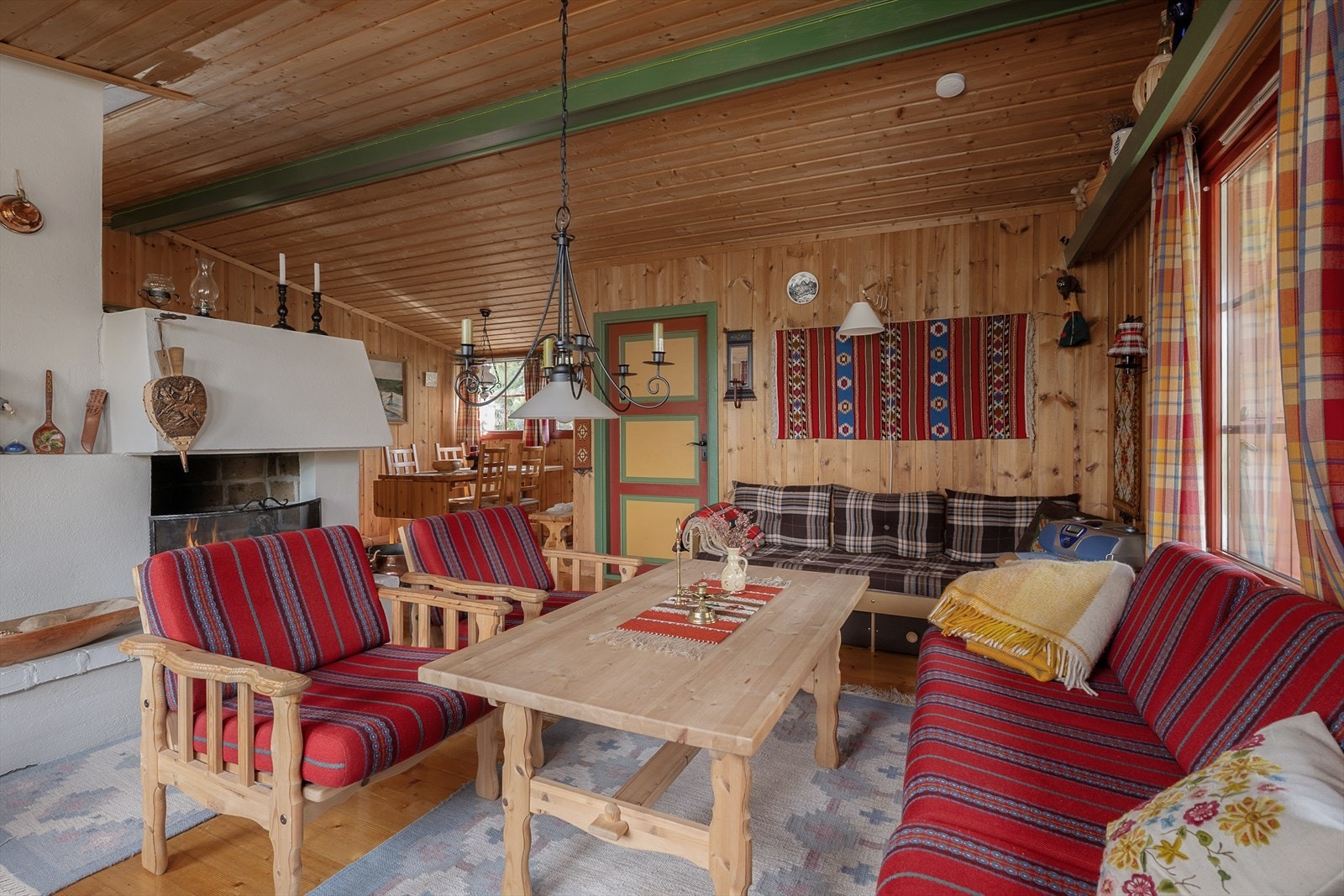 Det er panelte vegger og tak i hytta, samt lakkerte tregulv i oppholdsrommet. Galleribilde