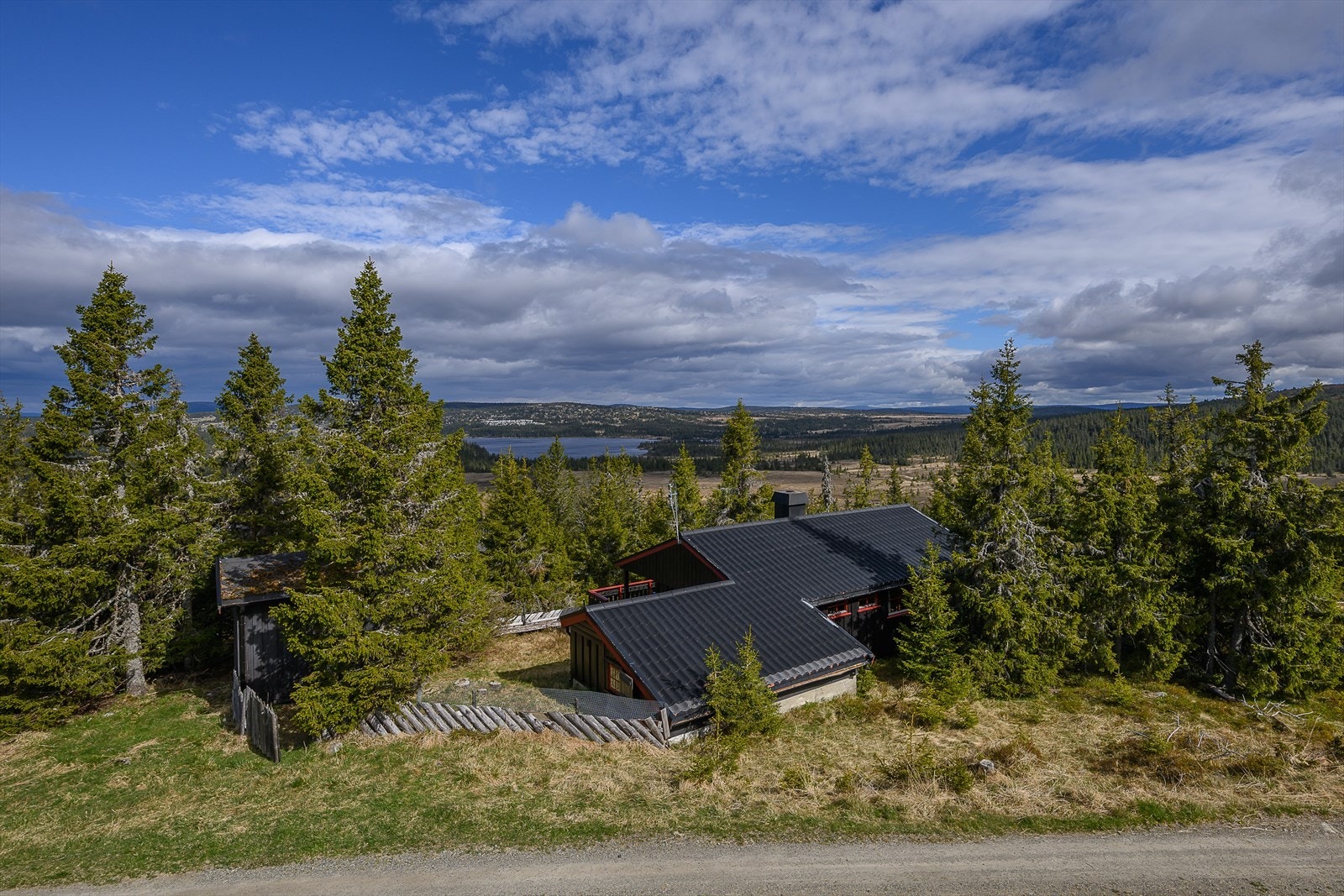 Hytta ligger i stille og rolige omgivelser, nesten innerst i blindvei. Her har du et ypperlig utgangspunkt for turer og aktiviteter sommer som vinter. Løyper og stier rett i nærområdet. Galleribilde