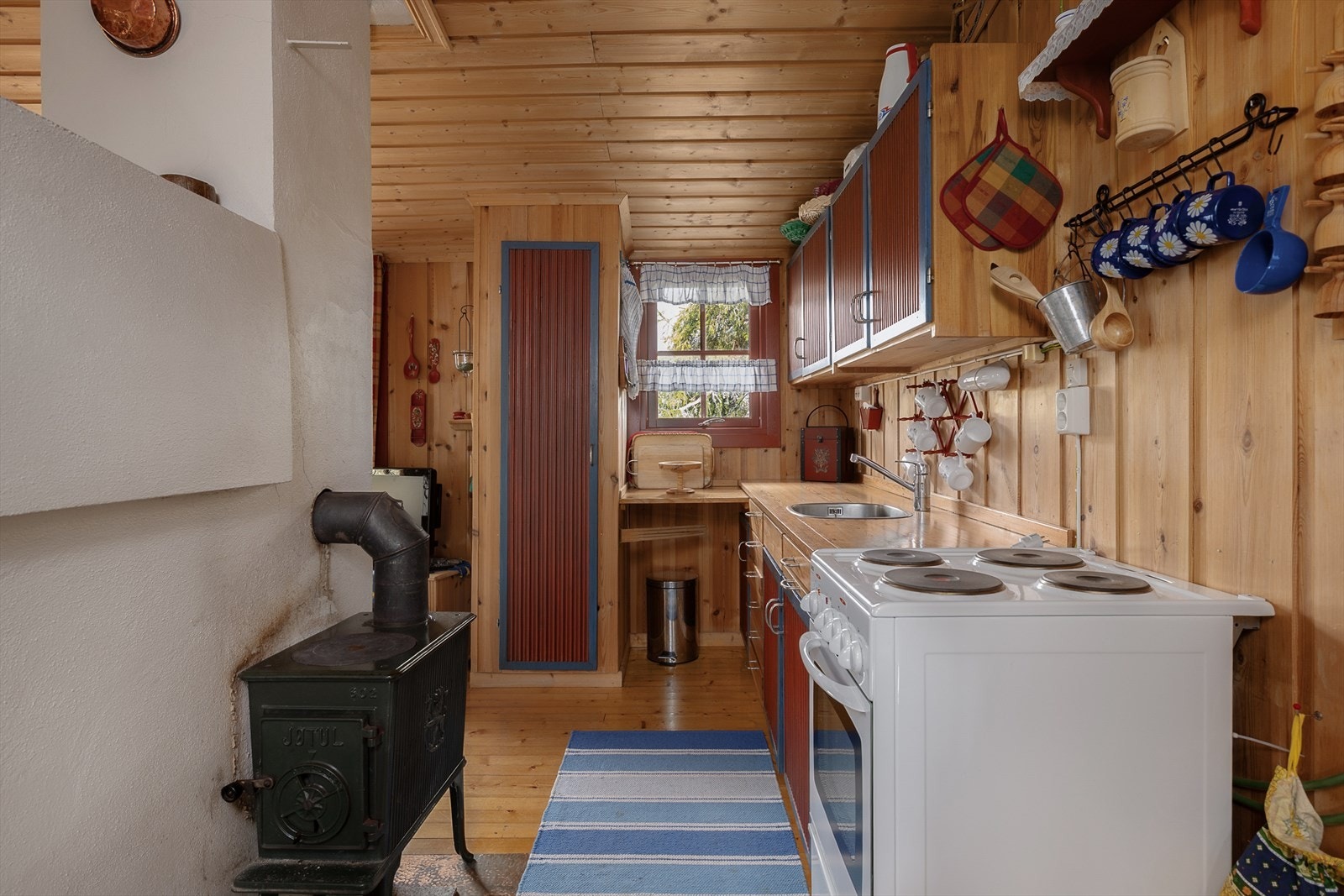 Vedovn på kjøkkenet for god oppvarming. Galleribilde