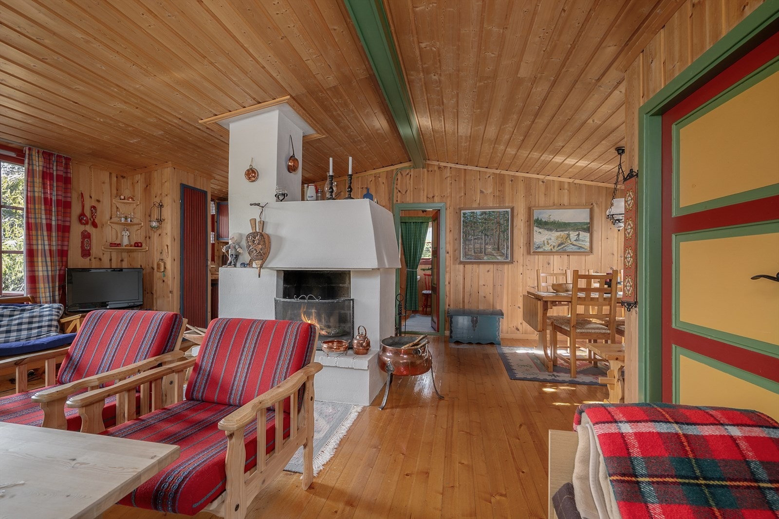 Oppholdsrommet i hytta er sosialt og hyggelig. Det er en åpen løsning mellom stue, spiseplass og kjøkken. Galleribilde