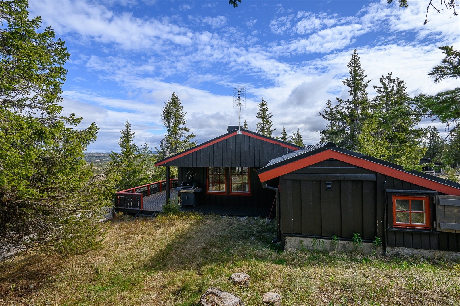 Det er naturtomt rundt hytta. Biloppstillingsplass rett på oversiden. Helårsvei, strøm og innlagt offentlig vann og avløp. Galleribilde