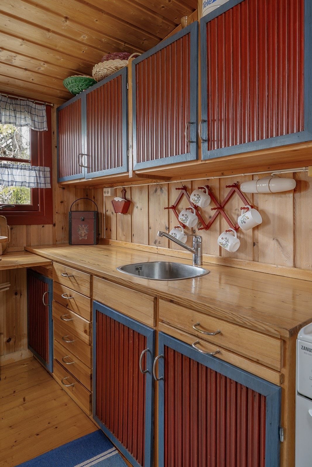 Vind over kjøkkenbenken gir fint lys. Galleribilde