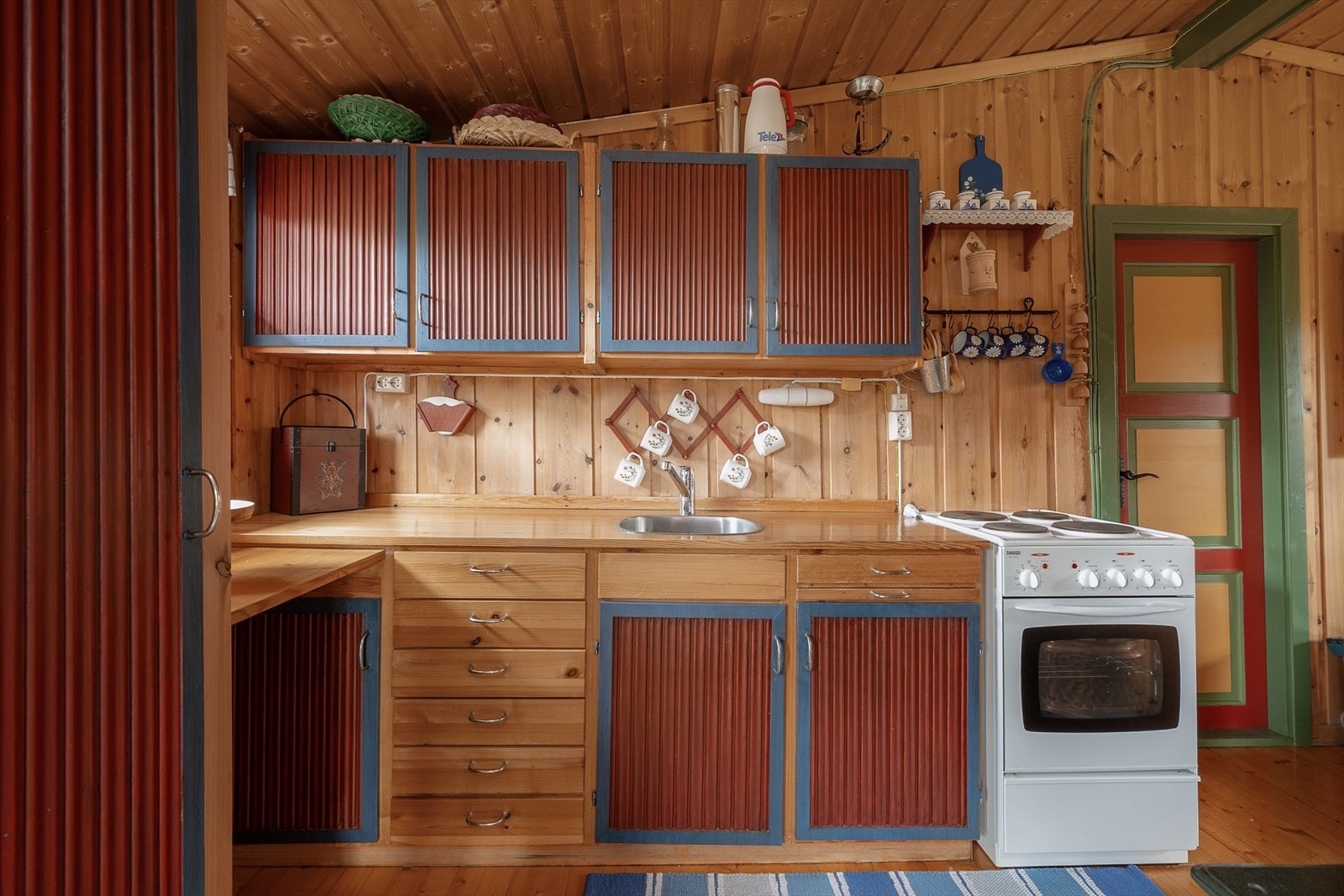 Kjøkkeninnredning i tre md malte fronter. Skap og skuffer for oppbevaring. Plass til komfyr. Oppvaskkum. Galleribilde