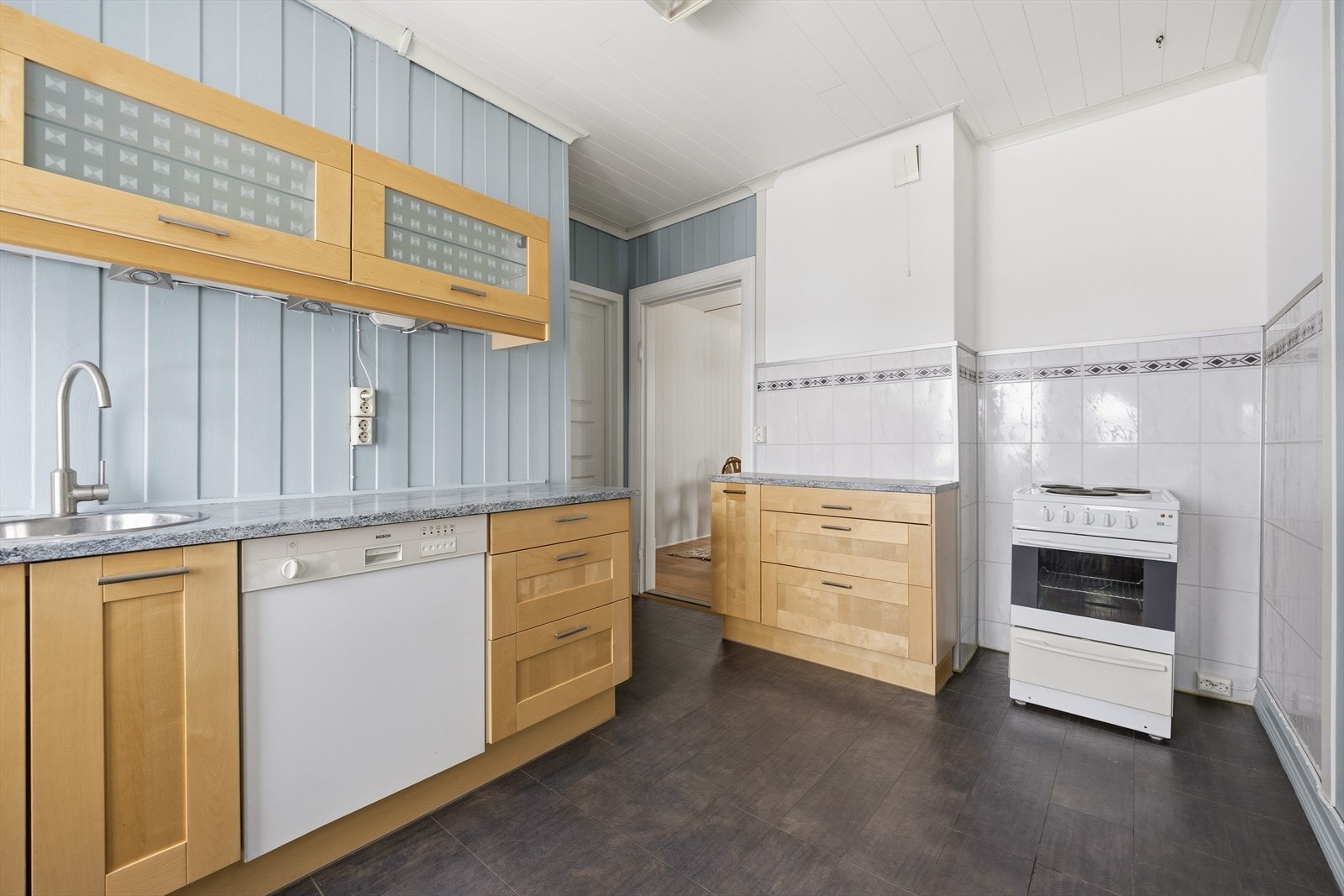 Romslig kjøkken med godt med skap og benkeplass Galleribilde